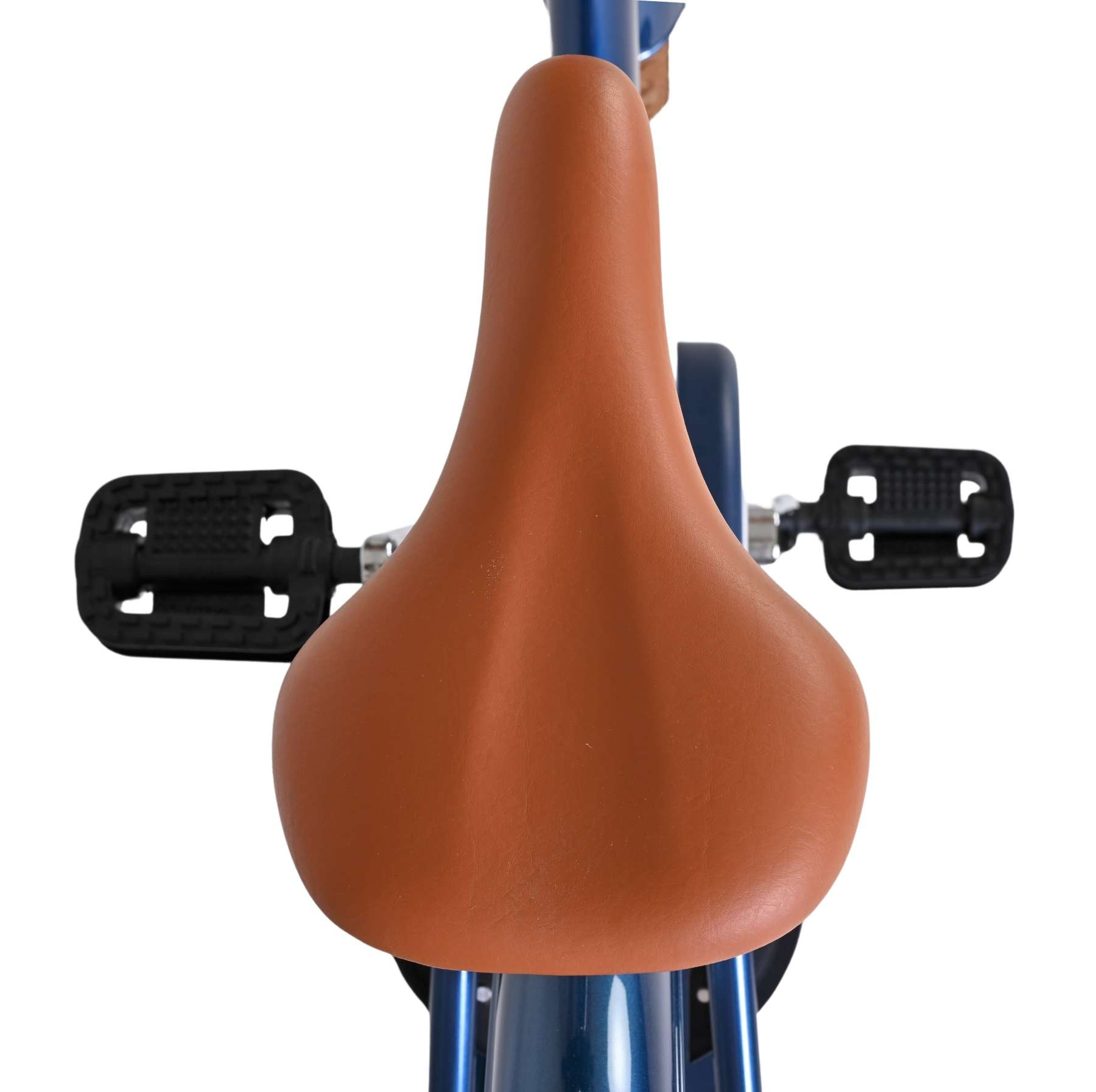 Ein brauner Sattel mit schwarzen Pedalen auf einem blauen Fahrradrahmen.