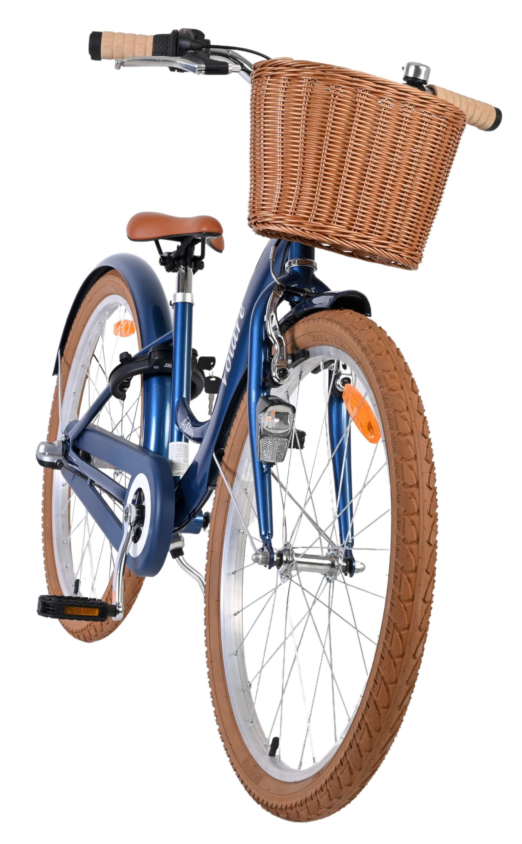Ein blaues Fahrrad mit braunem Korb, braunem Sattel und braunen Reifen.