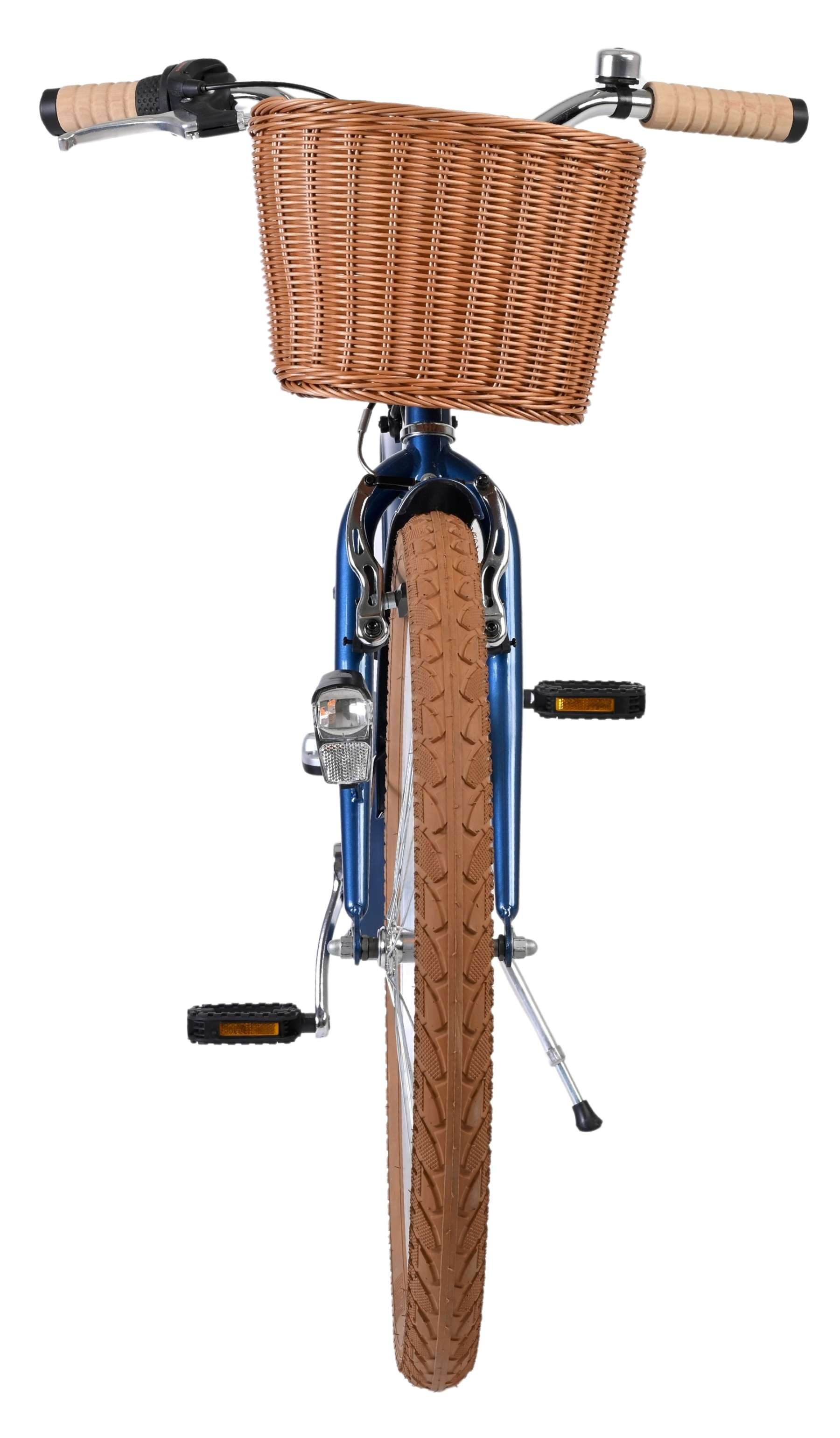 Blaues Fahrrad mit braunem Korb, braunen Reifen und Licht.