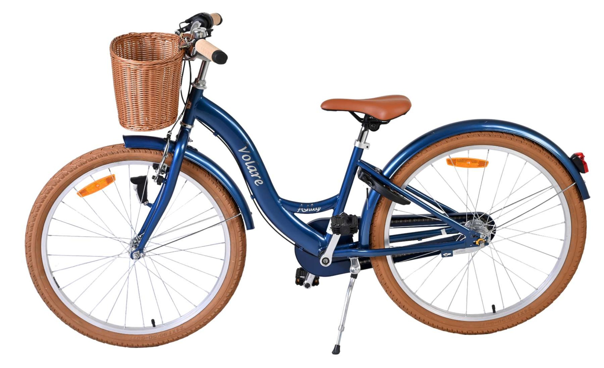 Ein blaues Fahrrad mit braunem Korb und braunem Sattel steht auf weißem Grund.
