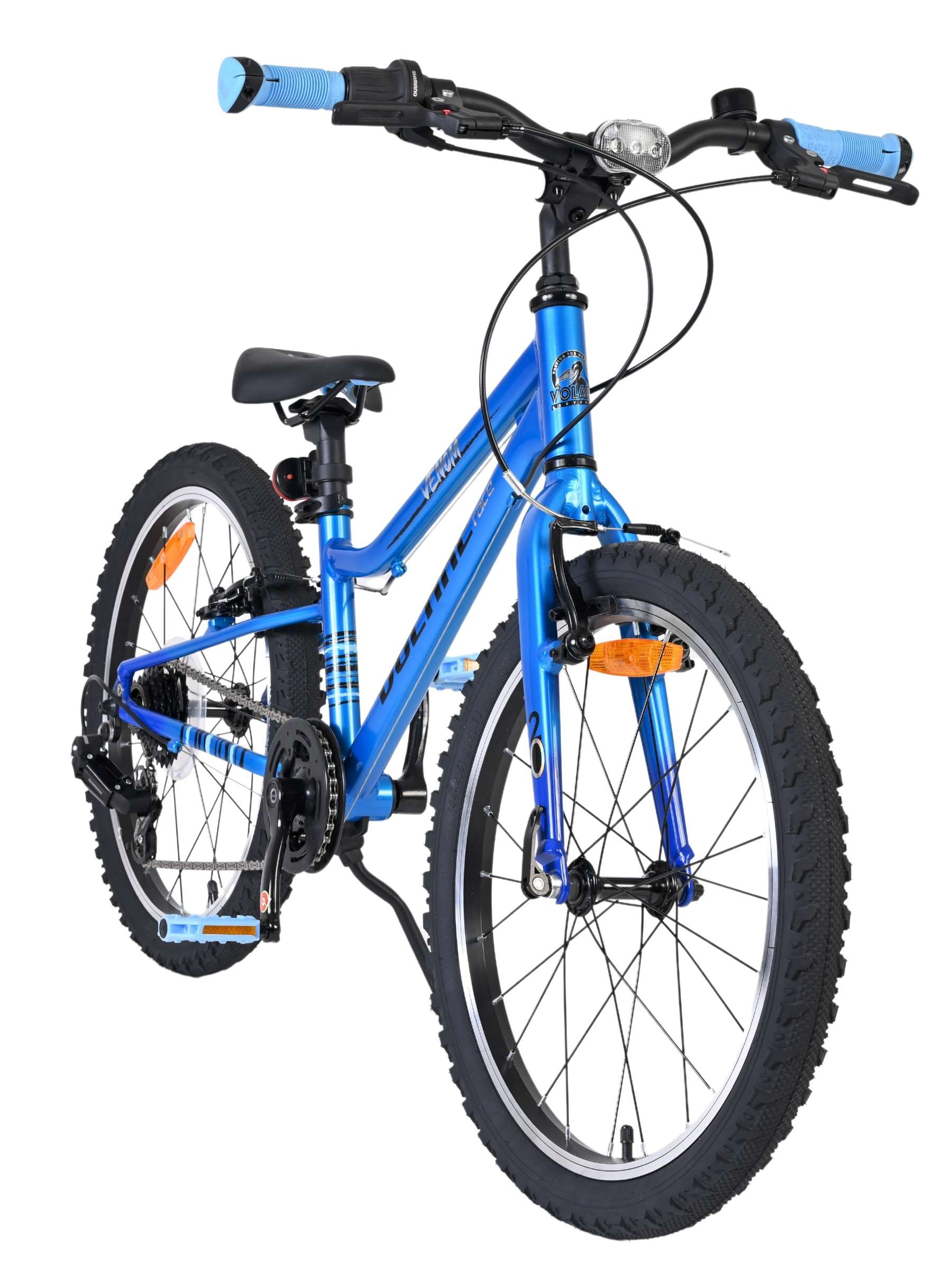 Ein blaues Kinderfahrrad mit schwarzen Reifen und einem Scheinwerfer.