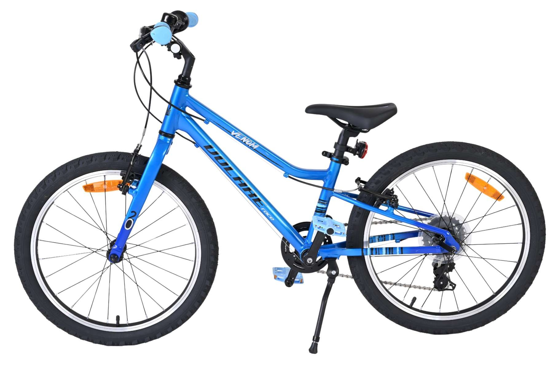 Ein blaues Kinderfahrrad mit schwarzen Reifen und silbernen Felgen, auf weißem Hintergrund.