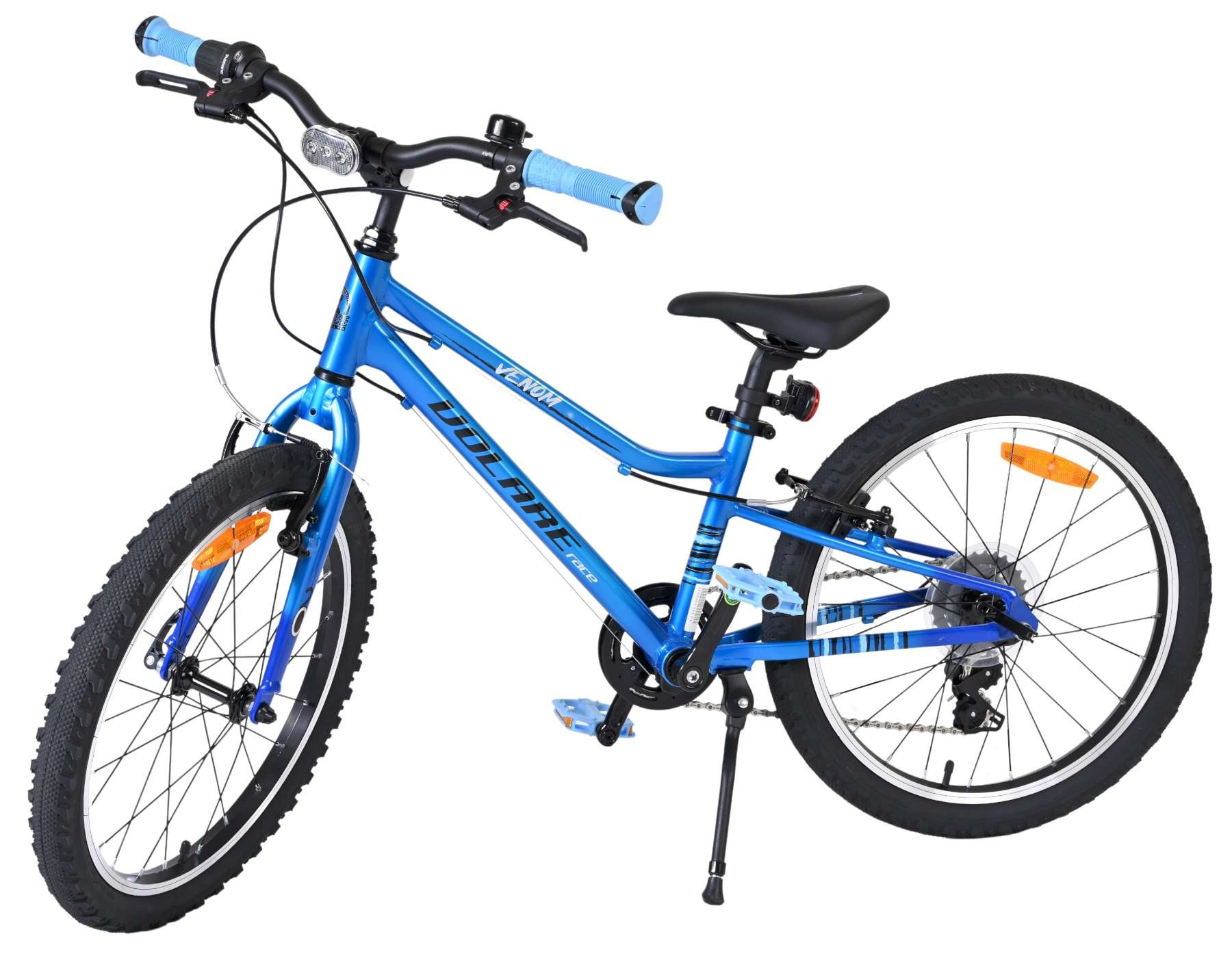 Ein blaues Kinderrad mit schwarzen Reifen und Licht, auf weißem Hintergrund.