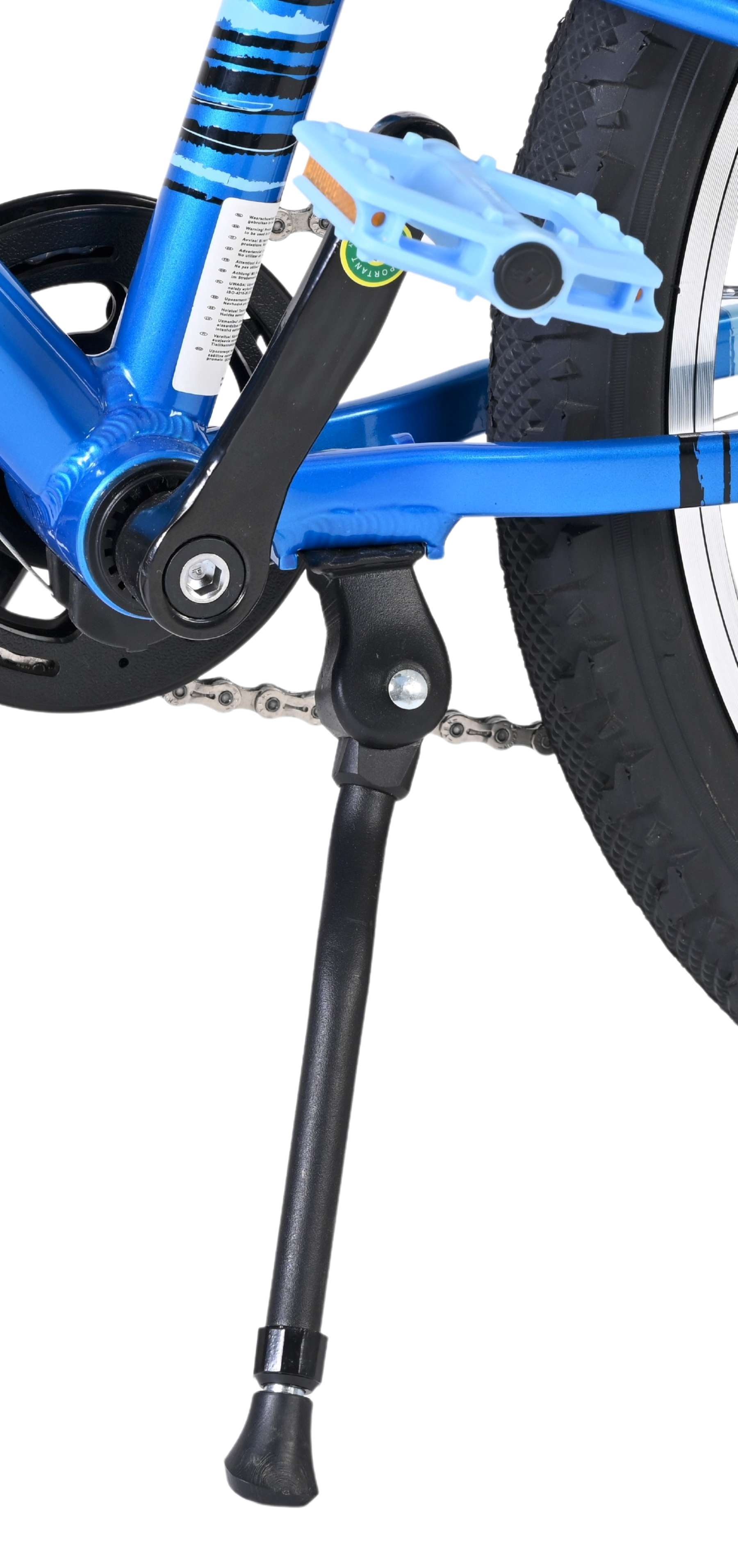 Blauer Fahrradrahmen mit schwarzem Seitenständer, Kette und Pedal.
