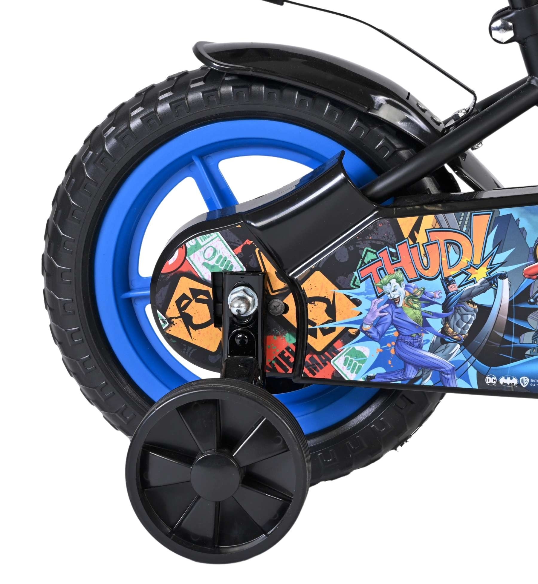 Nahaufnahme eines Kinderfahrrads mit Batman-Motiv, blauem Rad und Stützrädern.