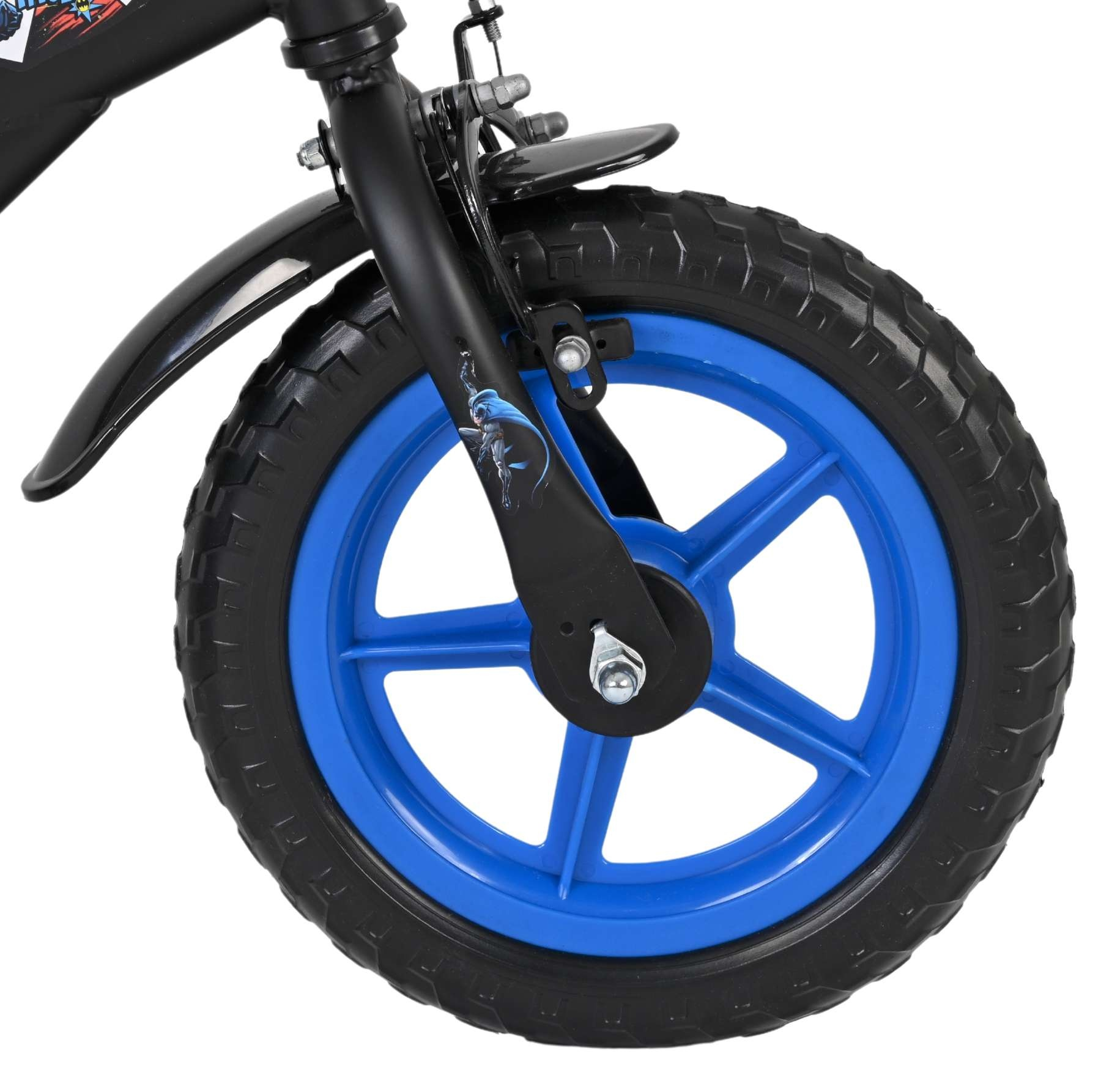 Vorderreifen eines schwarzen Kinderfahrrads mit blauer Felge und Batman-Aufkleber.