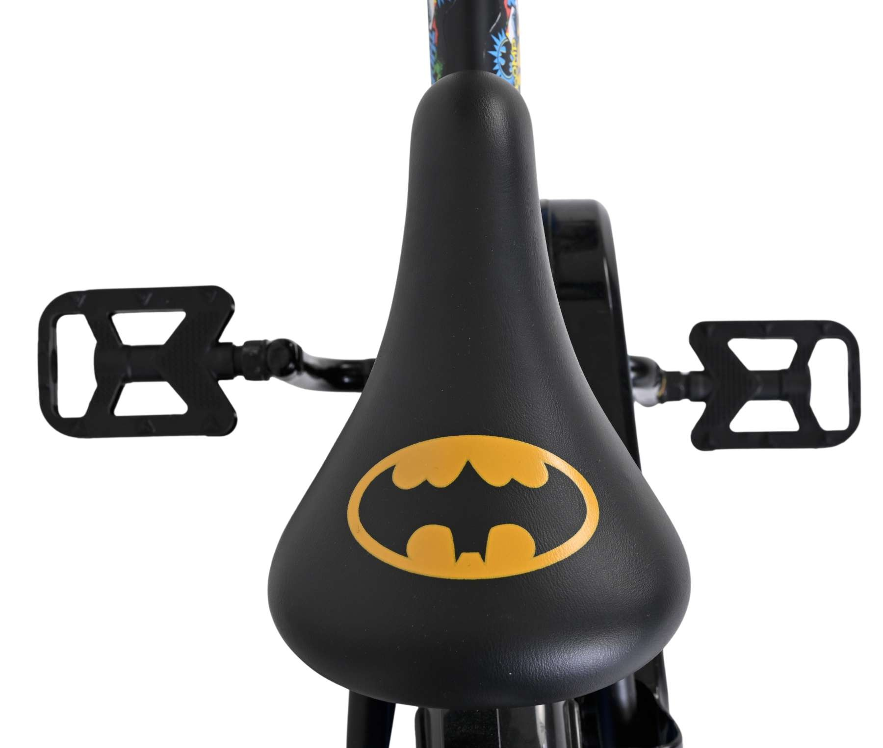 Schwarzer Fahrradsattel mit gelbem Batman-Logo und schwarzen Pedalen.