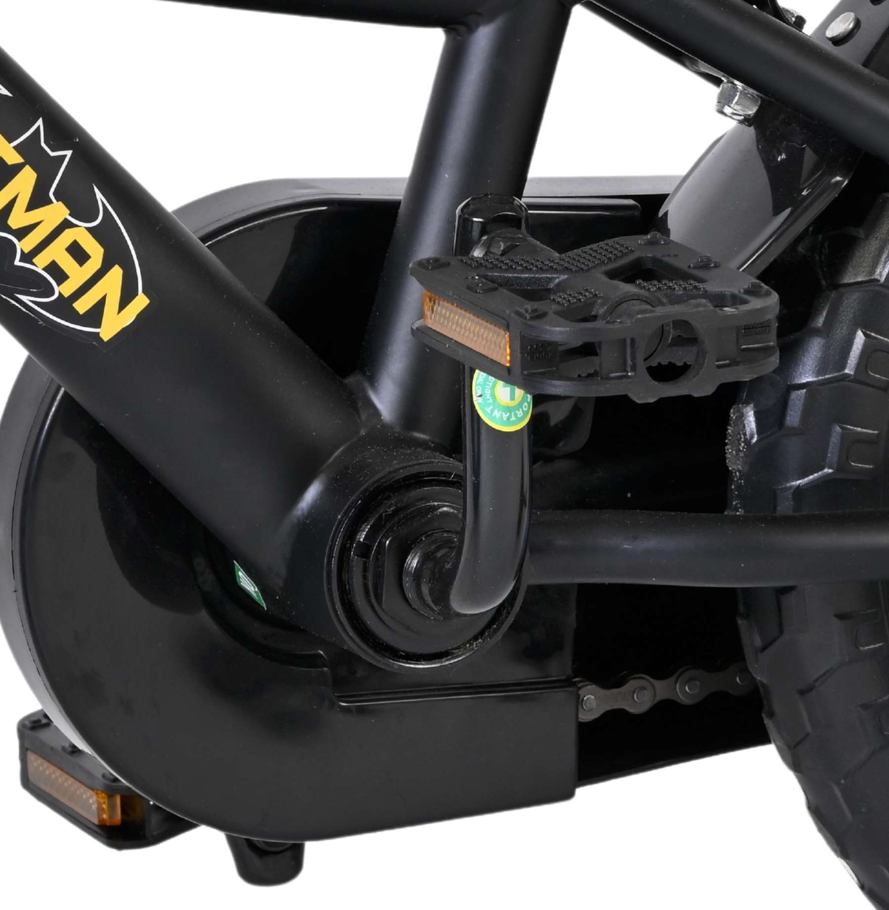 Schwarzer Fahrradrahmen mit Batman-Logo. Nahaufnahme von Pedalen, Kette und Reifen.