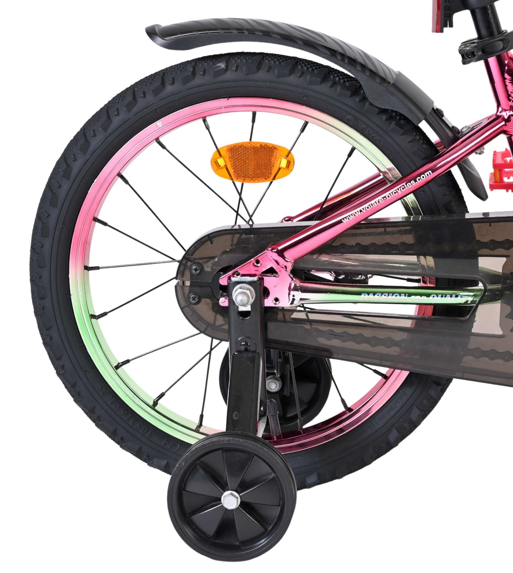 Detailansicht eines pink-grünen Fahrradrads mit Stützrädern und Kettenschutz.