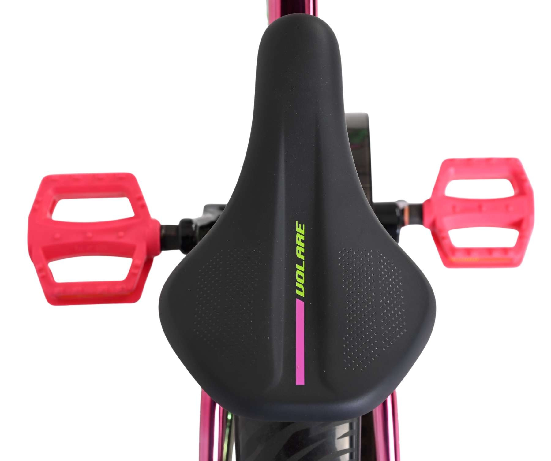 Nahaufnahme eines Fahrradsattels mit roten Pedalen und pinker Schrift.