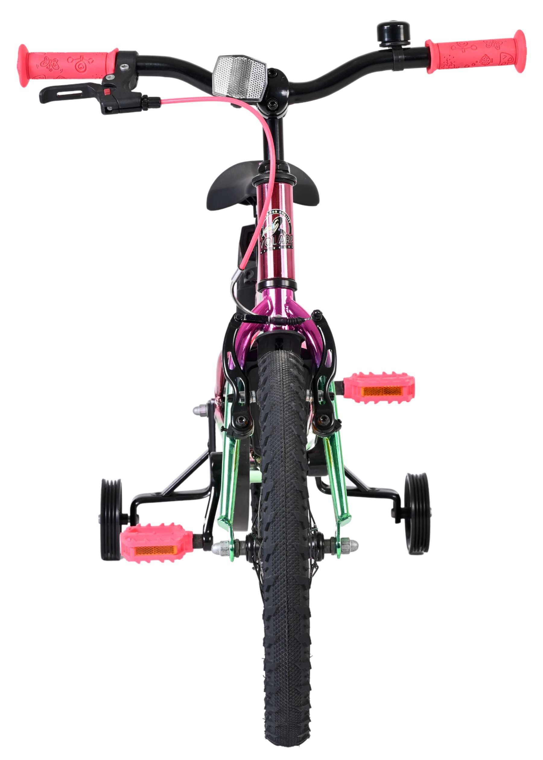 Ein pinkfarbenes Kinderfahrrad mit Stützrädern, vorne gesehen.