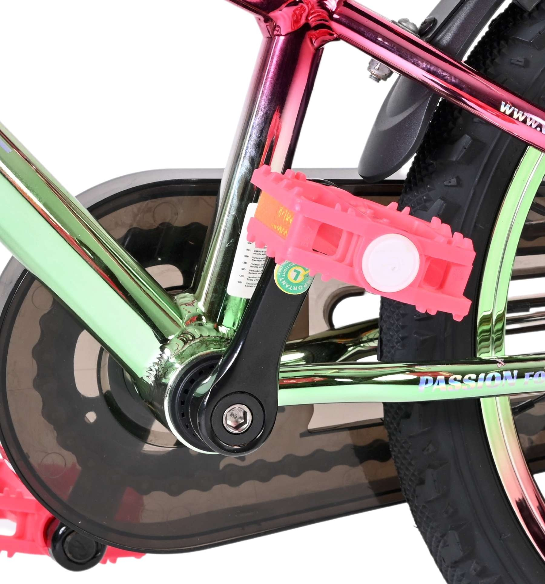 Nahaufnahme eines Fahrradrahmens in Pink und Grün mit rosa Pedalen und schwarzer Kette.