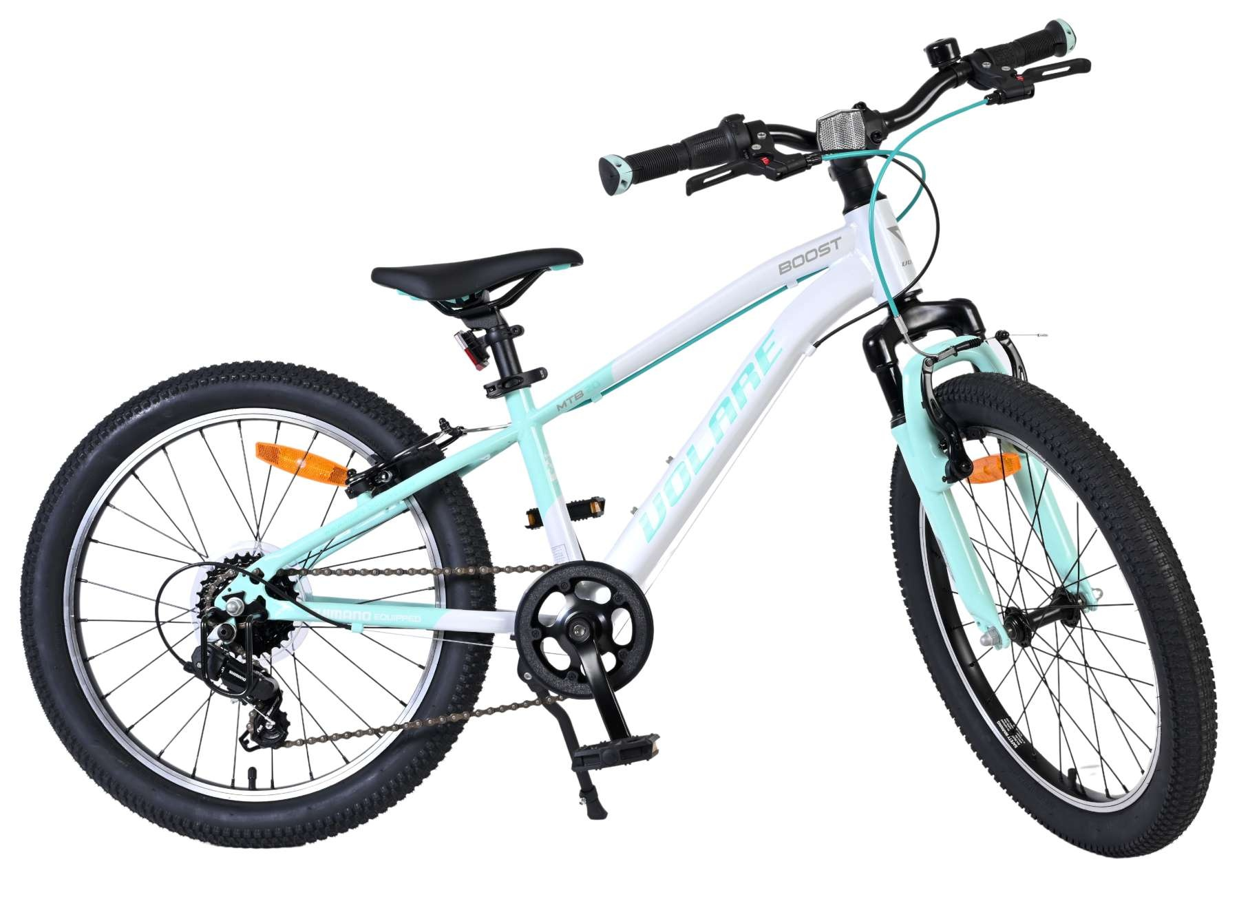Ein mintgrünes und weißes Mountainbike mit schwarzen Reifen und Felgen.
