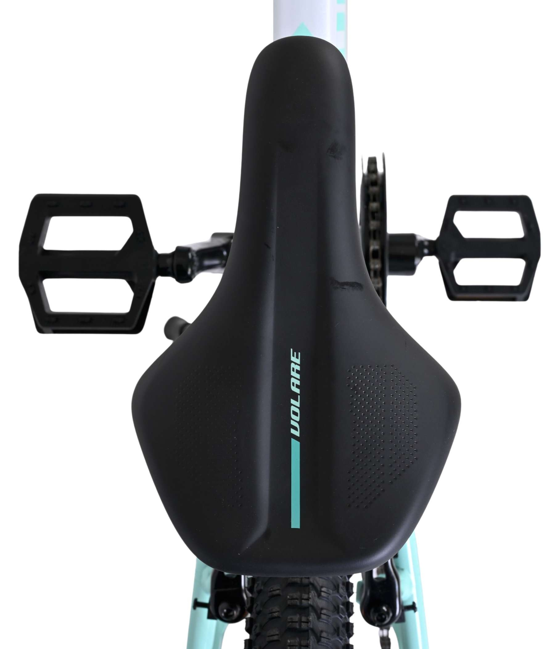 Nahaufnahme eines Fahrradsattels mit Pedalen und Kette.