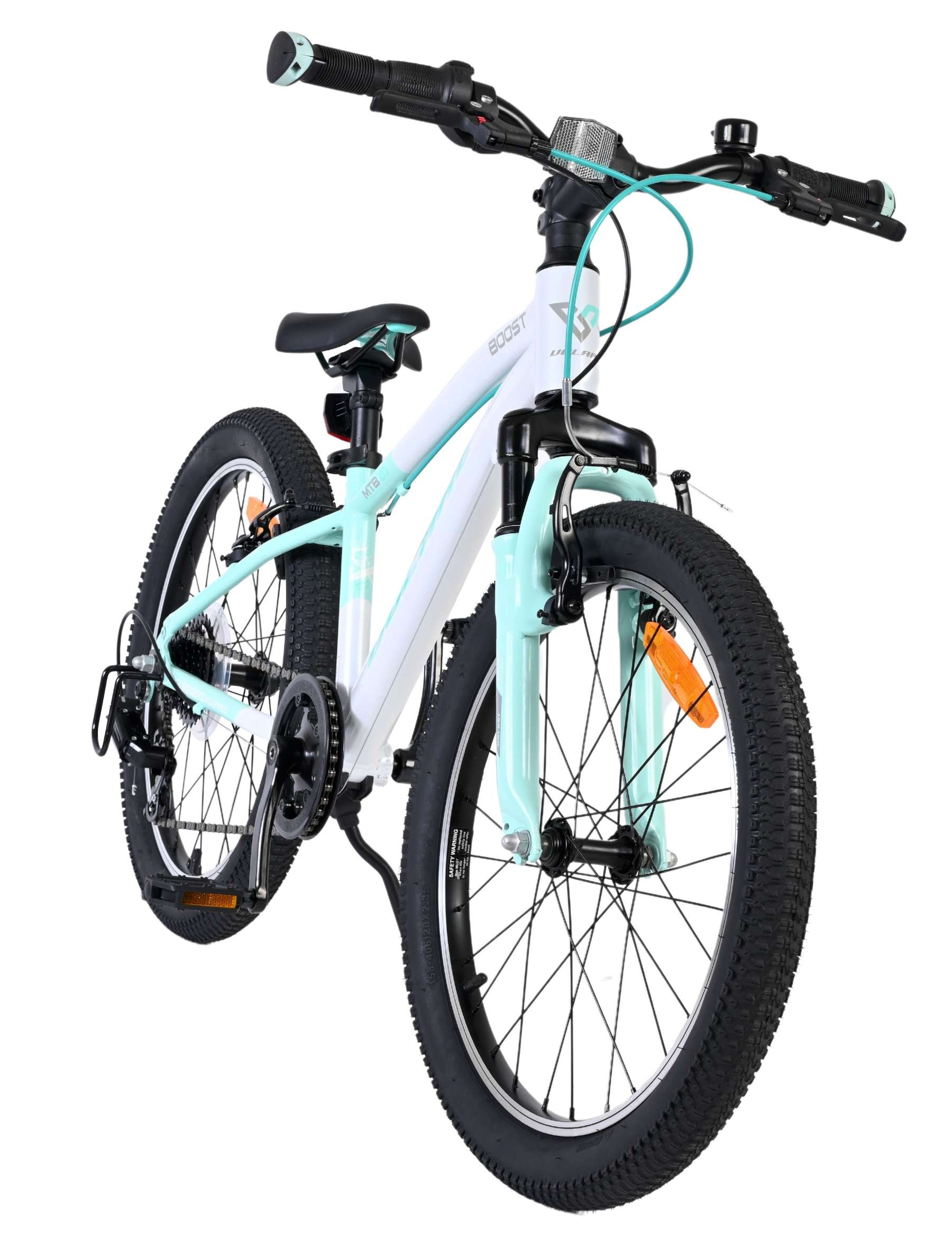 Ein weißes und mintgrünes Kinderfahrrad mit schwarzen Reifen und Felgen.