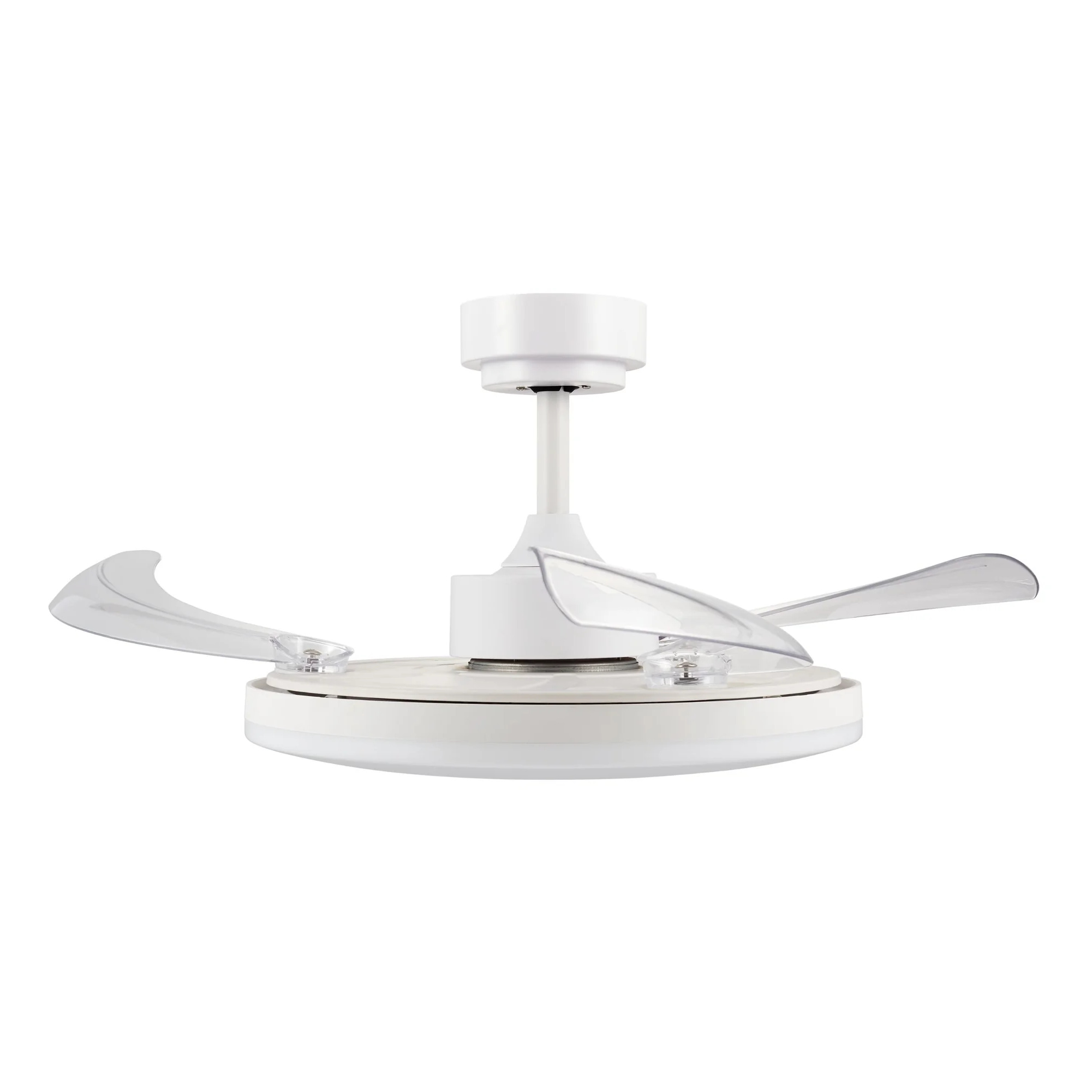 Ein moderner weier Deckenventilator mit drei durchsichtigen Rotorblättern.