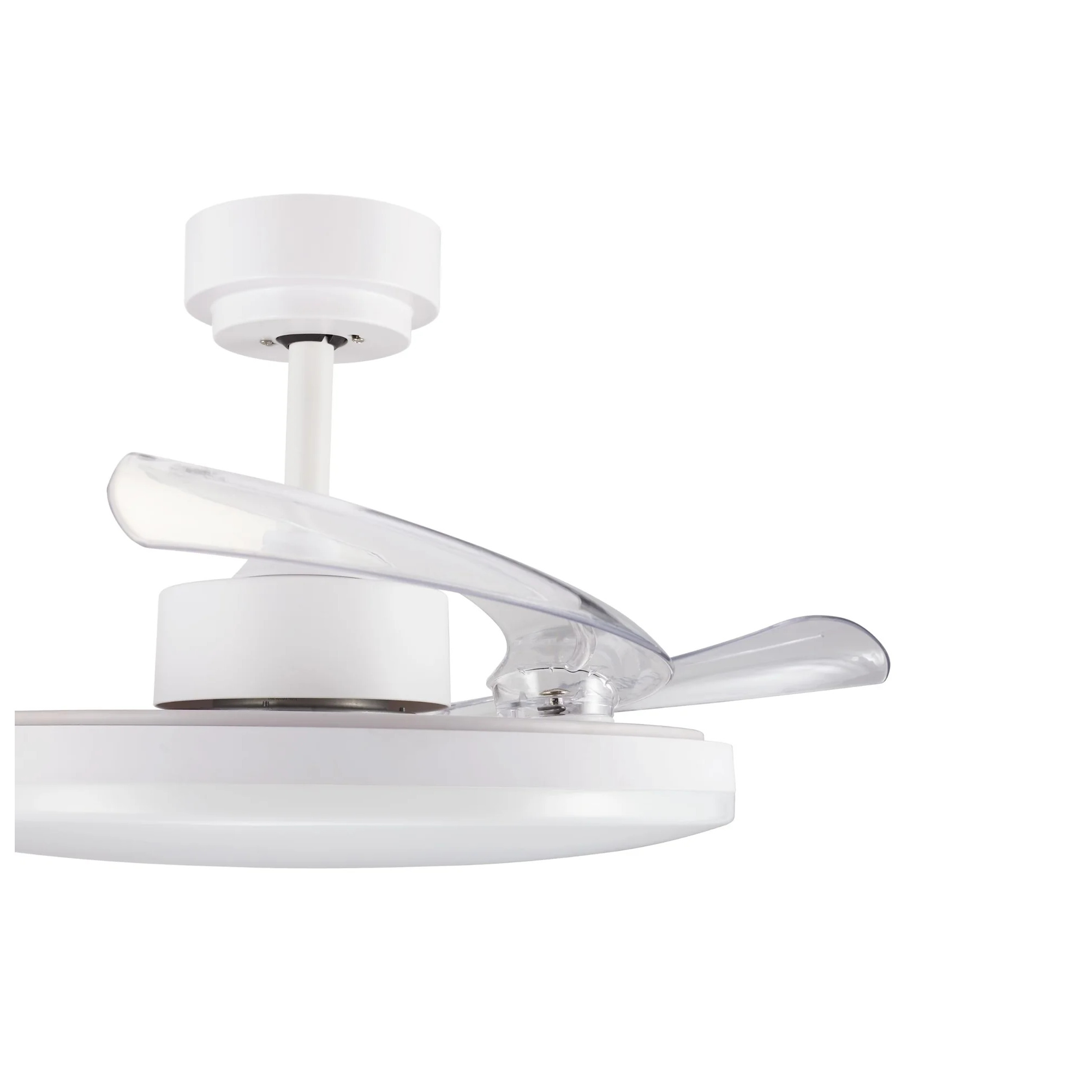 Ein weißer Deckenventilator mit transparenten Rotorblättern.