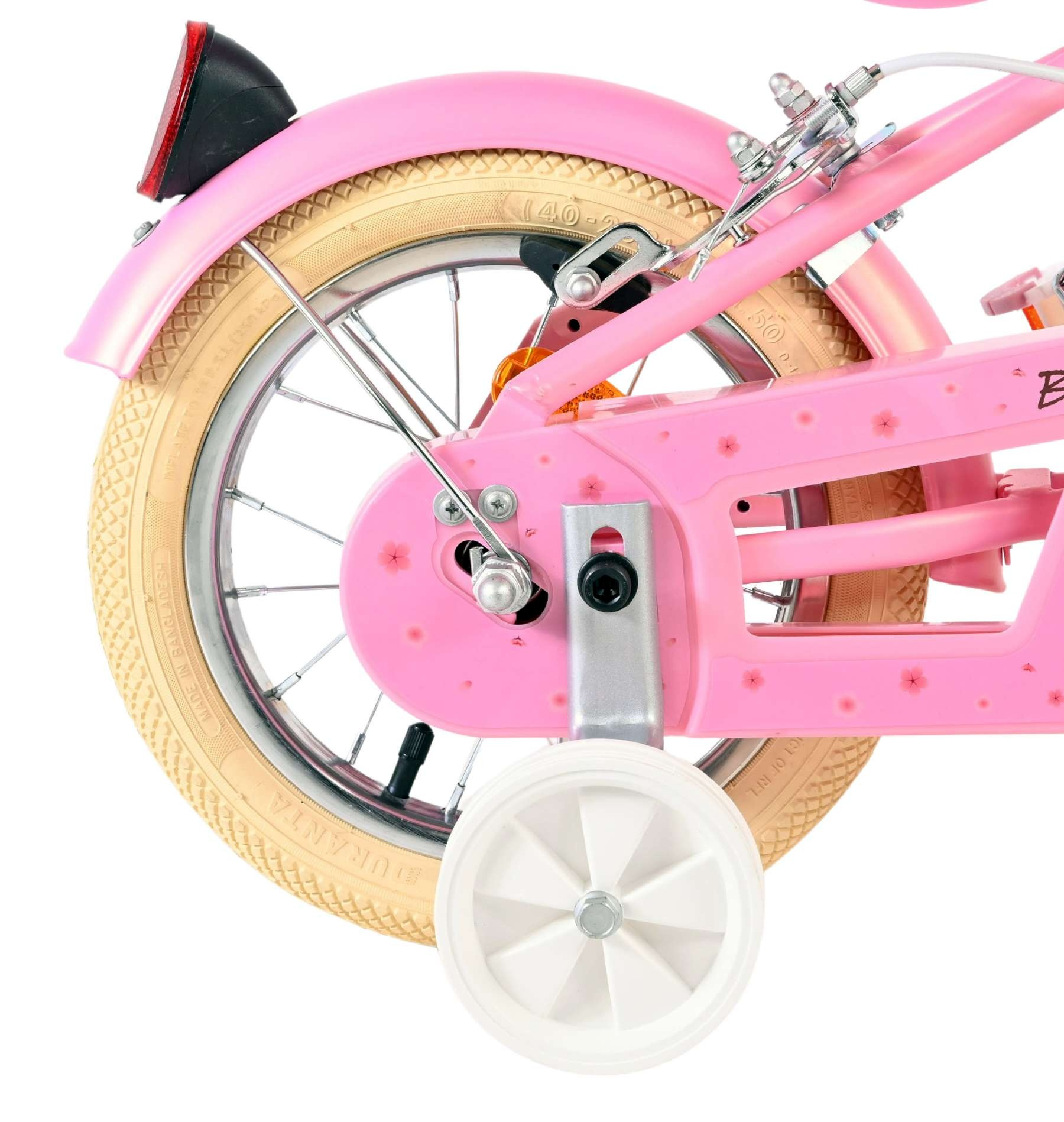 Nahaufnahme eines rosafarbenen Kinderfahrrads mit Stützrädern, rotem Rücklicht und beige Reifen.