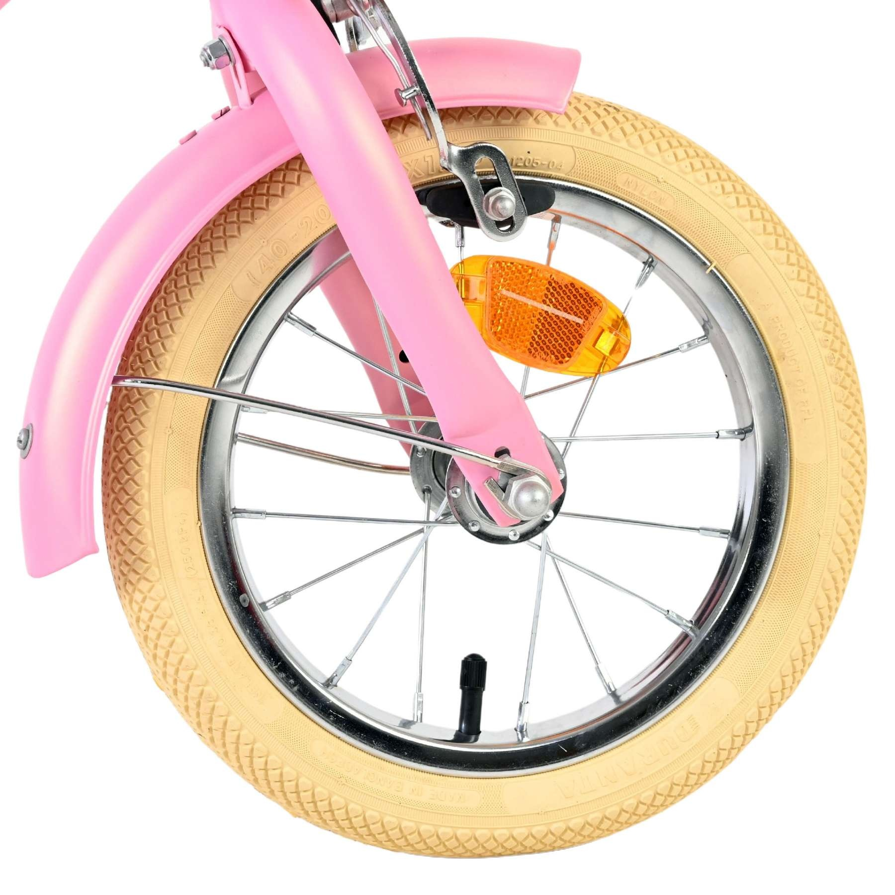 Detailaufnahme eines rosafarbenen Fahrradschutzblechs und eines Rades mit beigem Reifen.