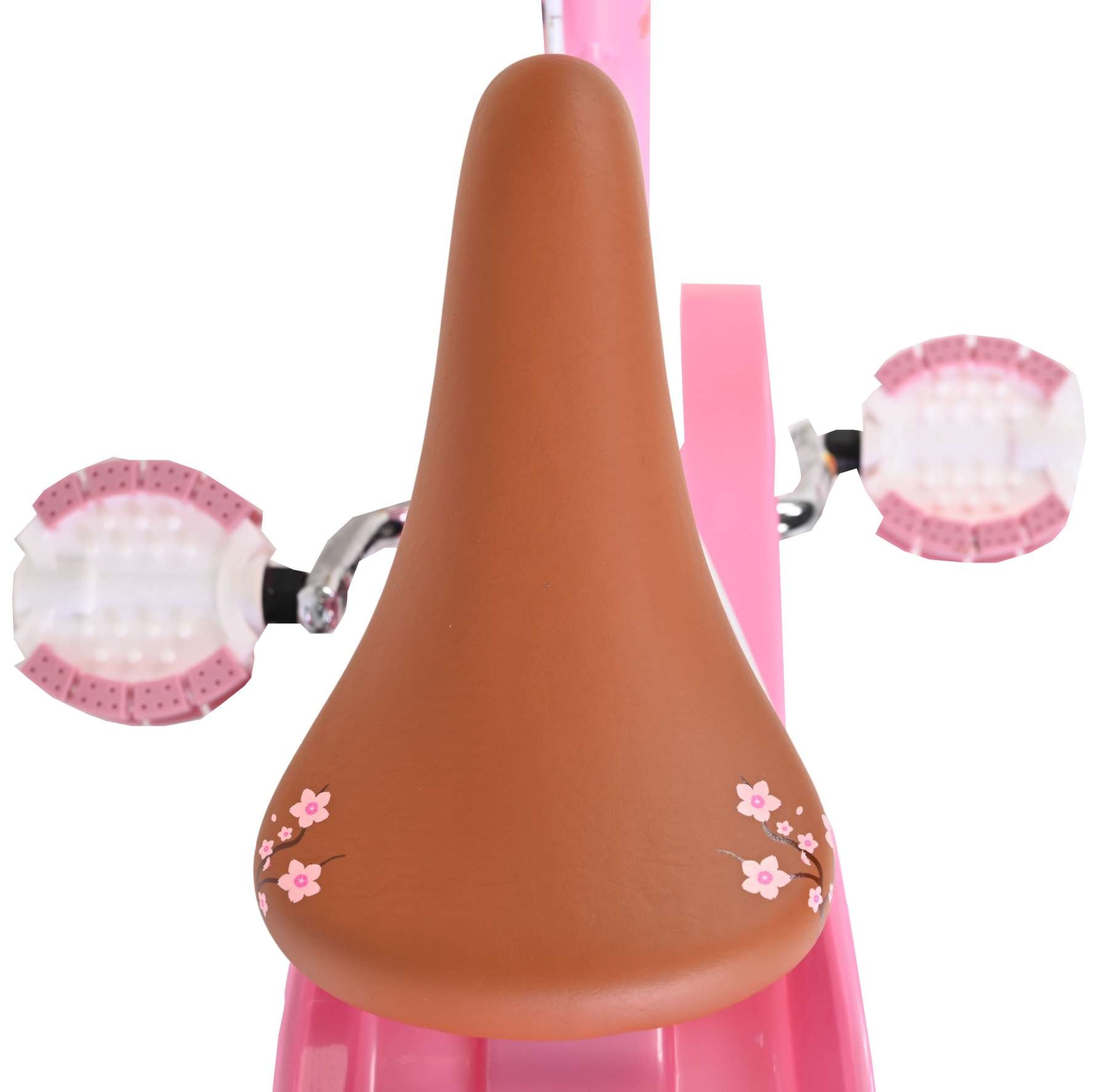 Brauner Fahrradsattel mit rosa Kirschblüten und rosa Pedalen.