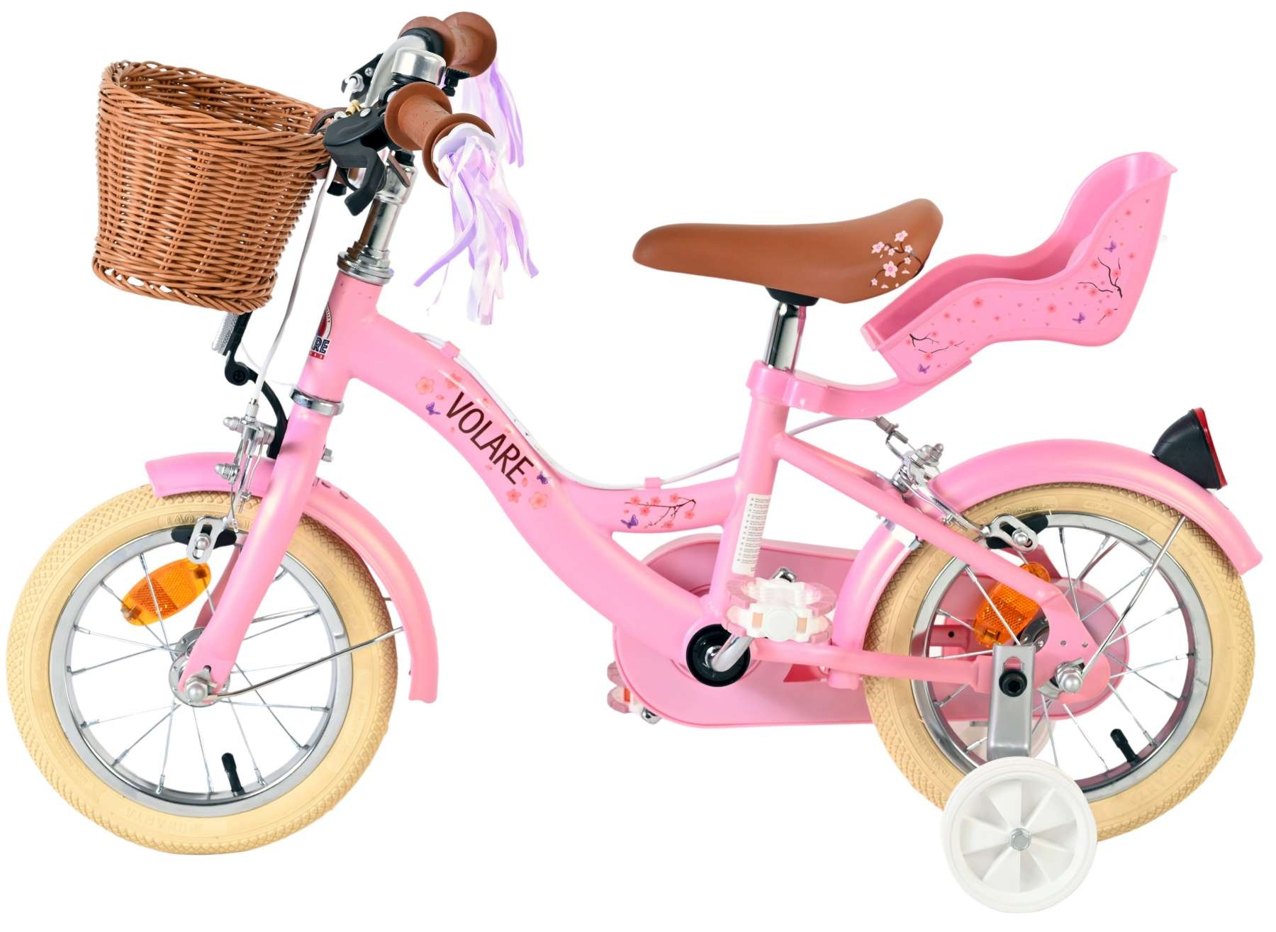 Ein rosafarbenes Kinderfahrrad mit einem Korbfüller, braunem Sattel und Stützrädern.