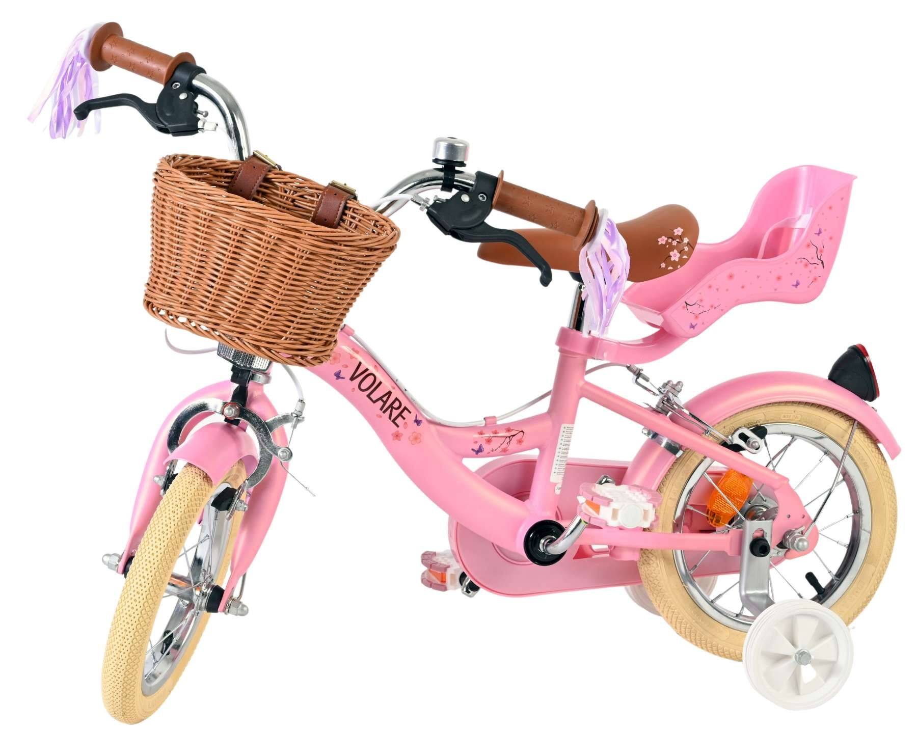 Ein rosafarbenes Kinderfahrrad mit Stützrädern, einem Korb und einem Puppensitz.