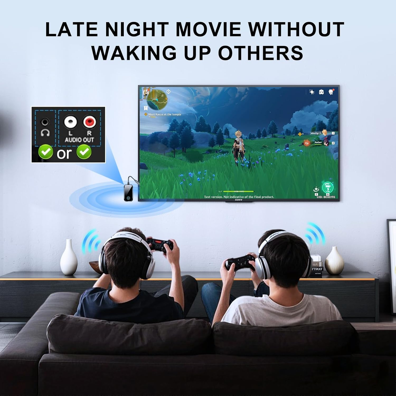 Zwei Personen spielen Videospiele mit Kopfhörern, während eine Anzeige für Audioausgänge angezeigt wird.