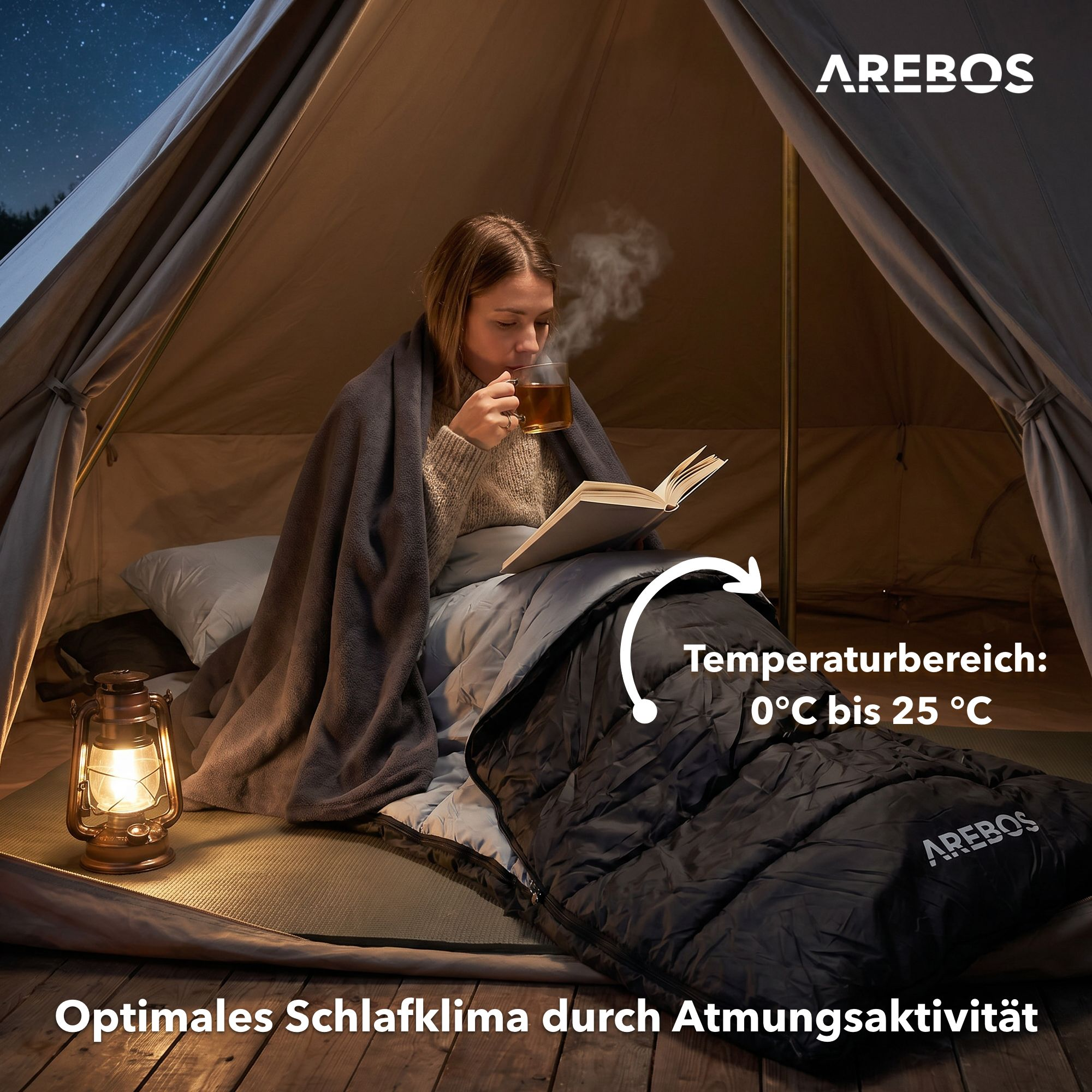 Eine Frau liest in einem Zelt, trinkt Tee und ist in eine Decke gehüllt.