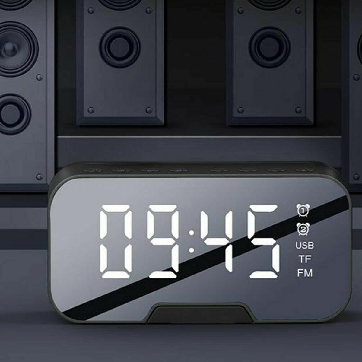 Digitaluhr zeigt 09:45 an, daneben Lautsprecher.