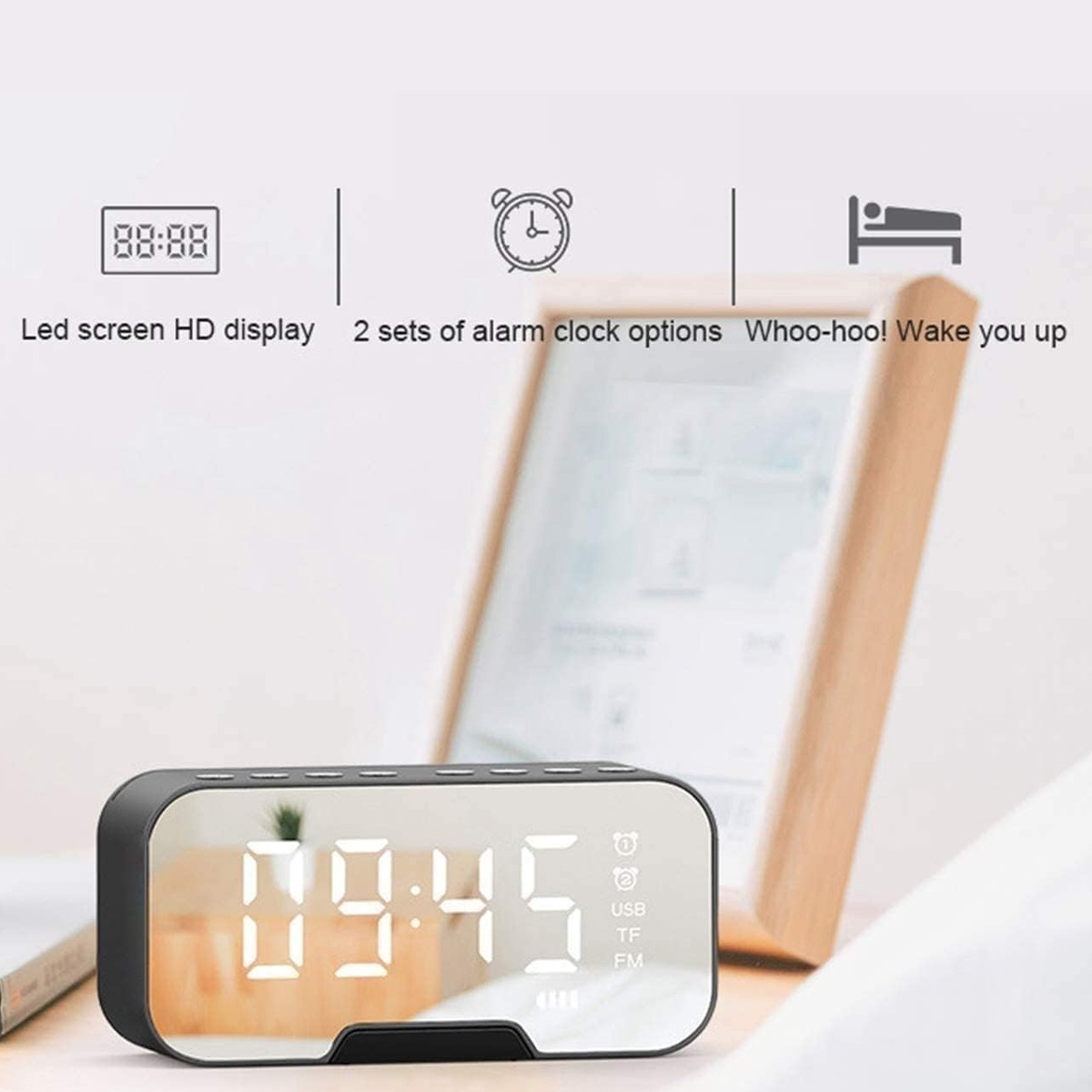 Digitaler Wecker mit Spiegel-Display, zeigt 09:45 Uhr an.