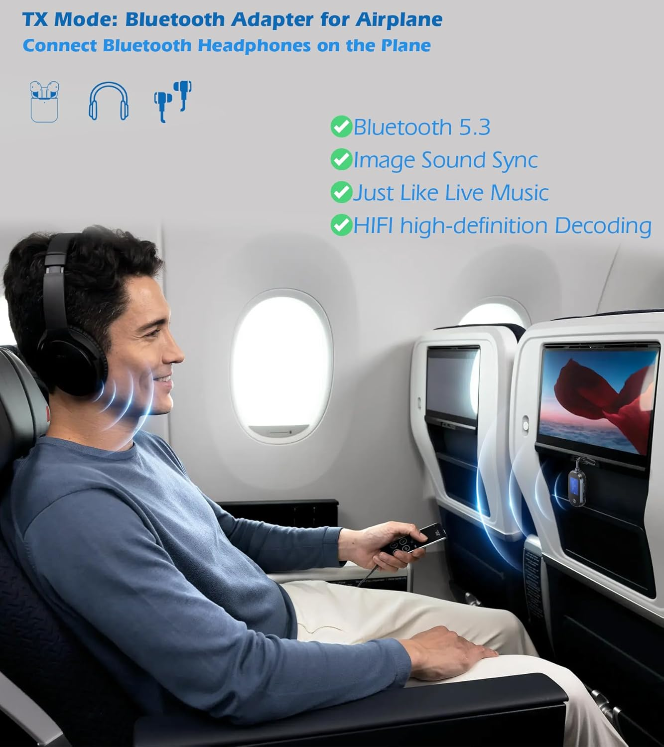 Mann im Flugzeug mit Kopfhörern, der einen Fernseher und einen Adapter bedient.