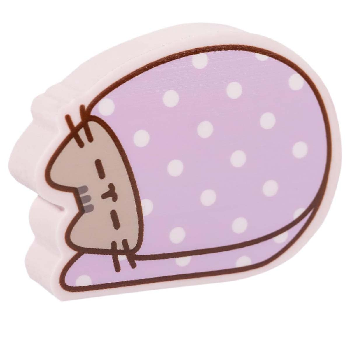 Ein pinker Radiergummi in Katzenform, eingewickelt in eine lilac gepunktete Decke.
