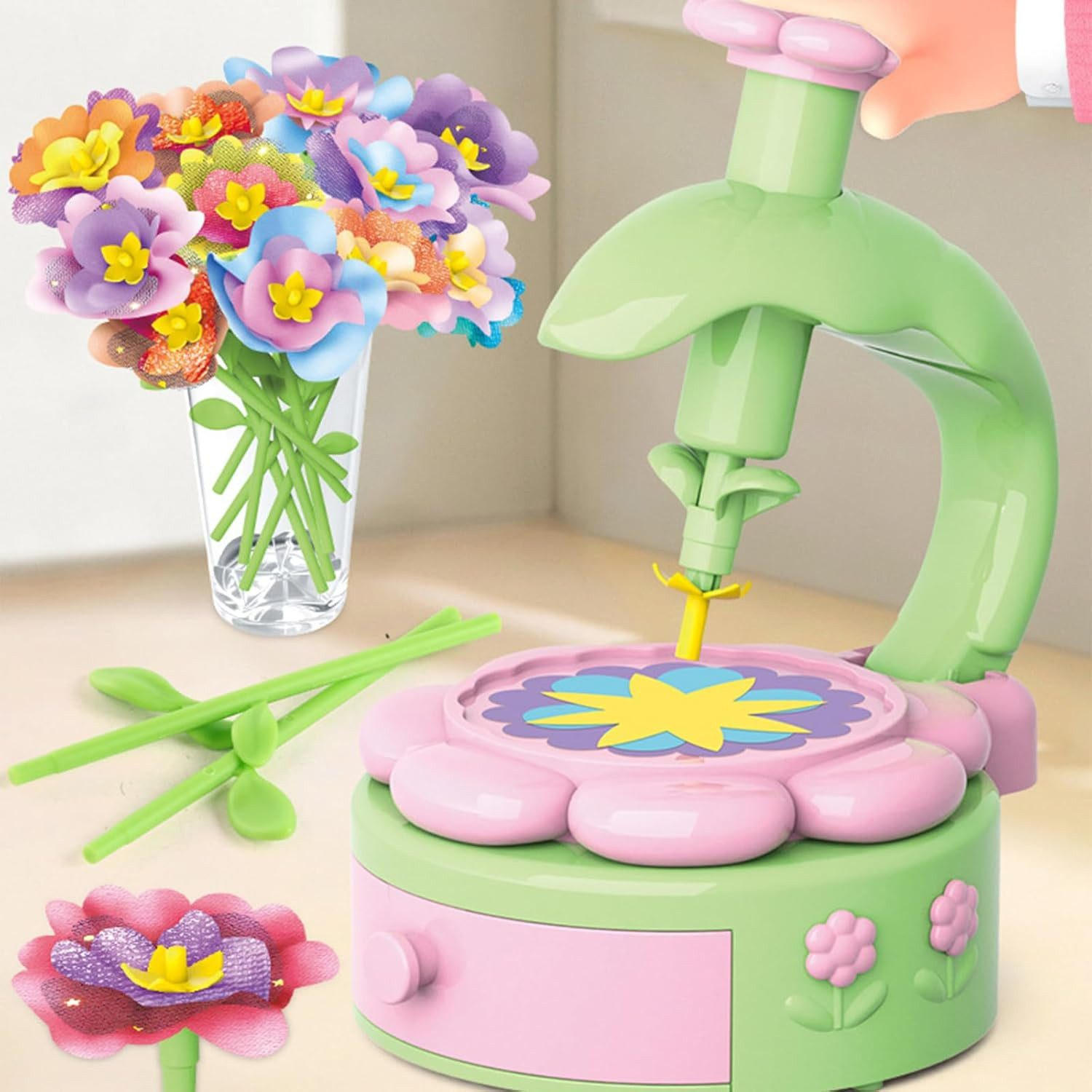 Ein farbenfrohes Blumenbastelspielzeug mit einem Blumenstrauß und Werkzeugen.