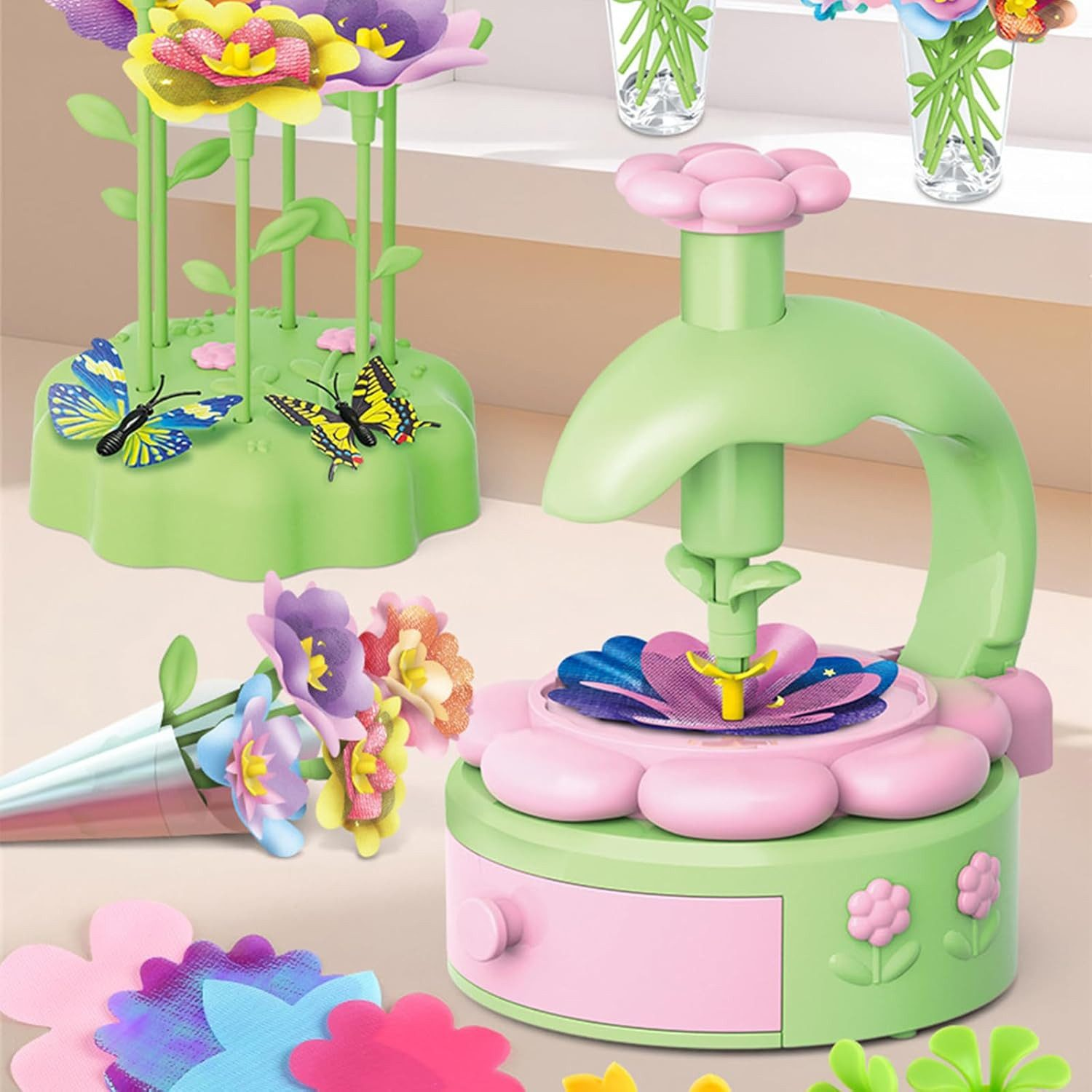 Buntes Spielzeug zum Blumenbasteln mit Schmetterlingen, Blumen und einer Maschine.