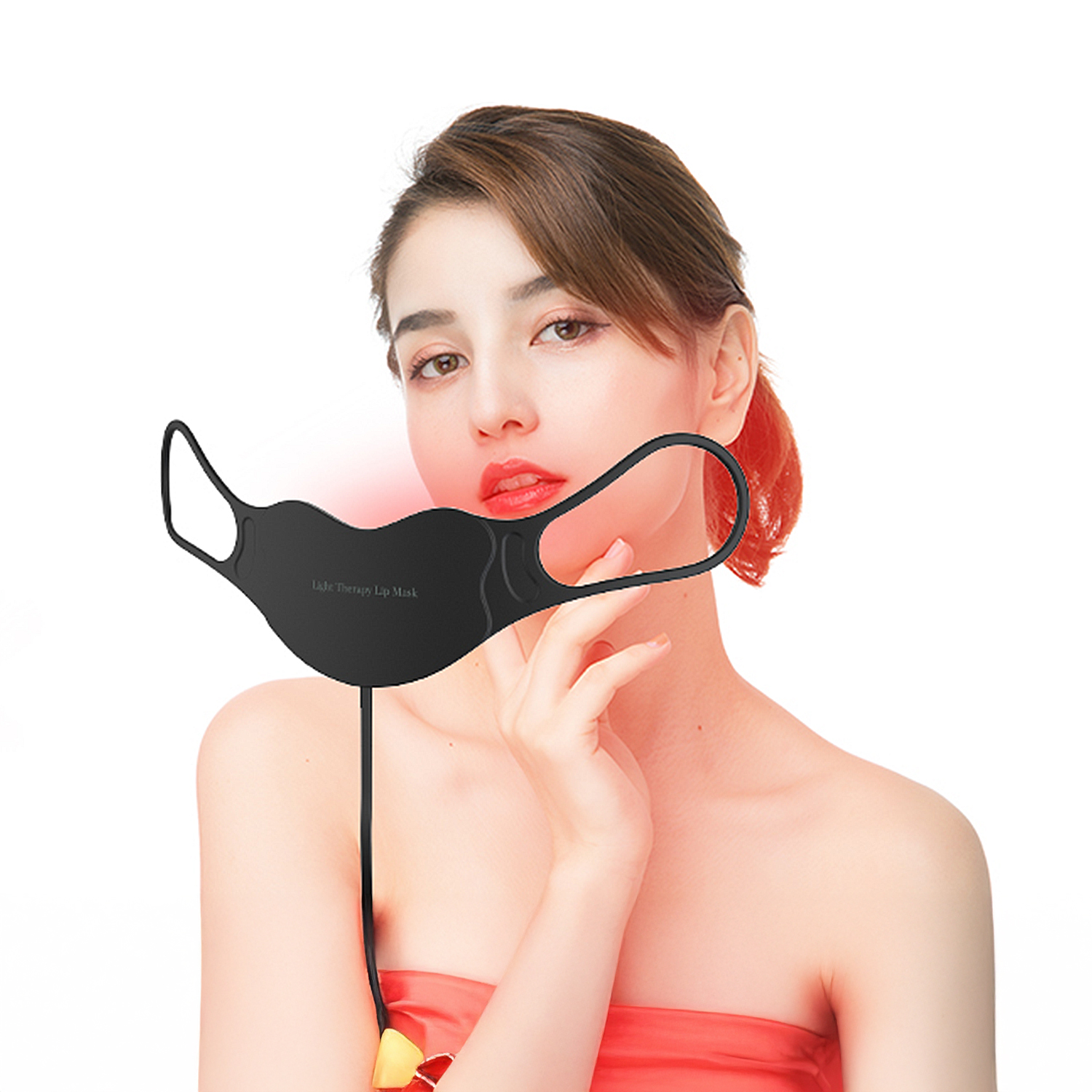 Mujer con mascarilla negra para labios con sutil iluminación roja.