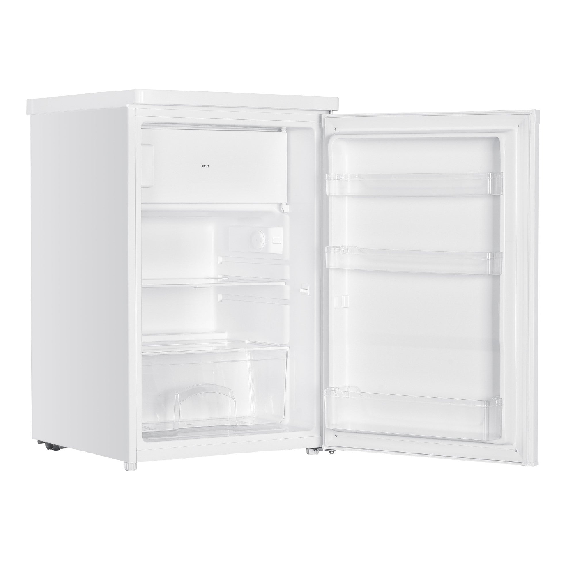 Ein weißer Kühlschrank mit offener Tür und Regalen. Weißer Hintergrund.
