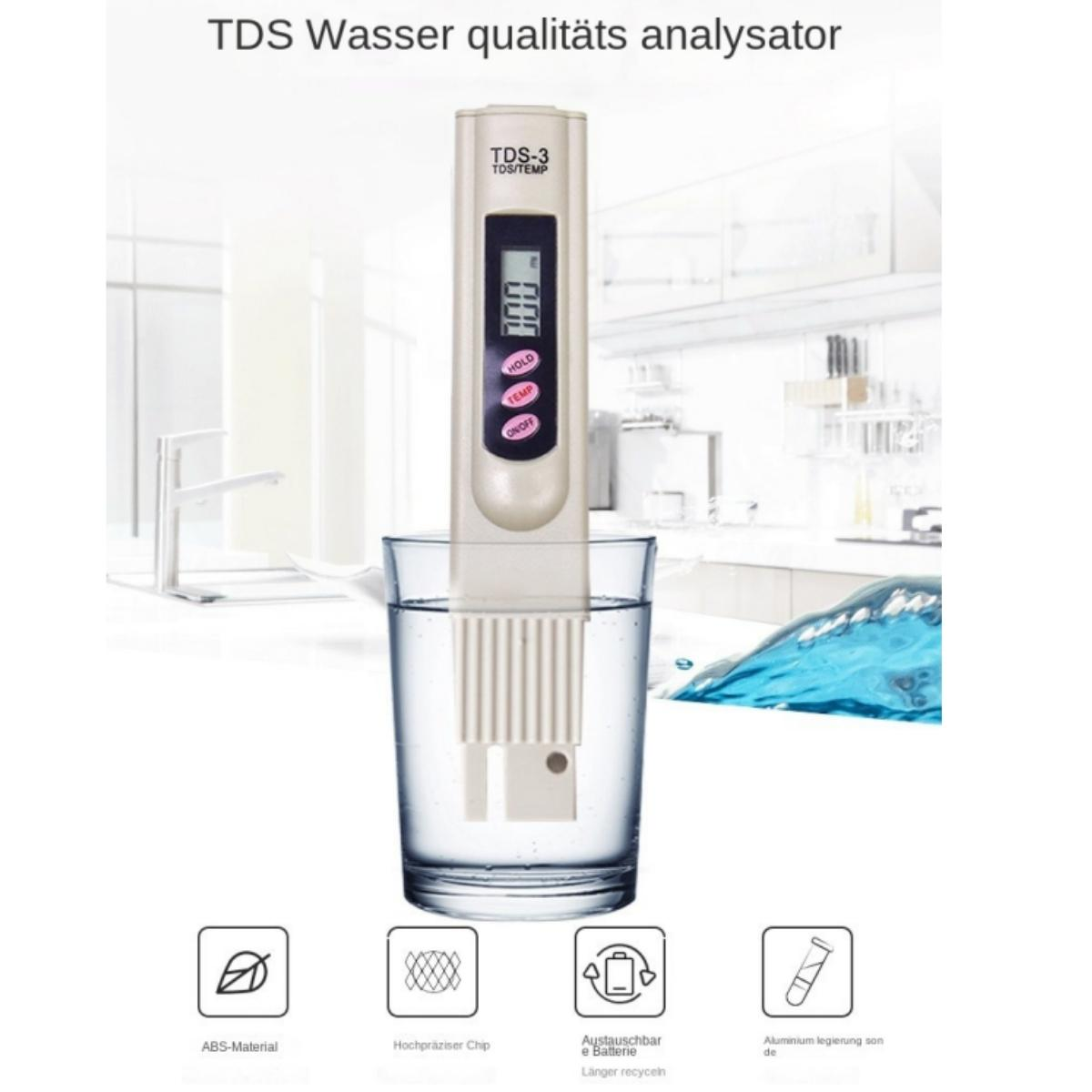 Ein weißer TDS-Wasserqualitätsanalysator mit digitaler Anzeige in einem Glas Wasser.