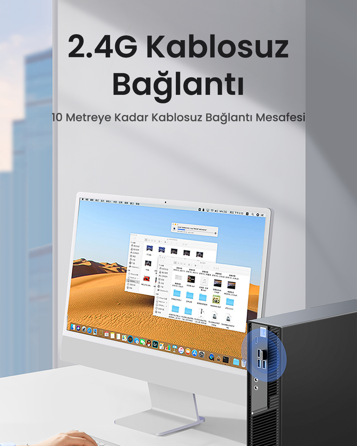 Un computer desktop con un monitor che mostra un paesaggio desertico.