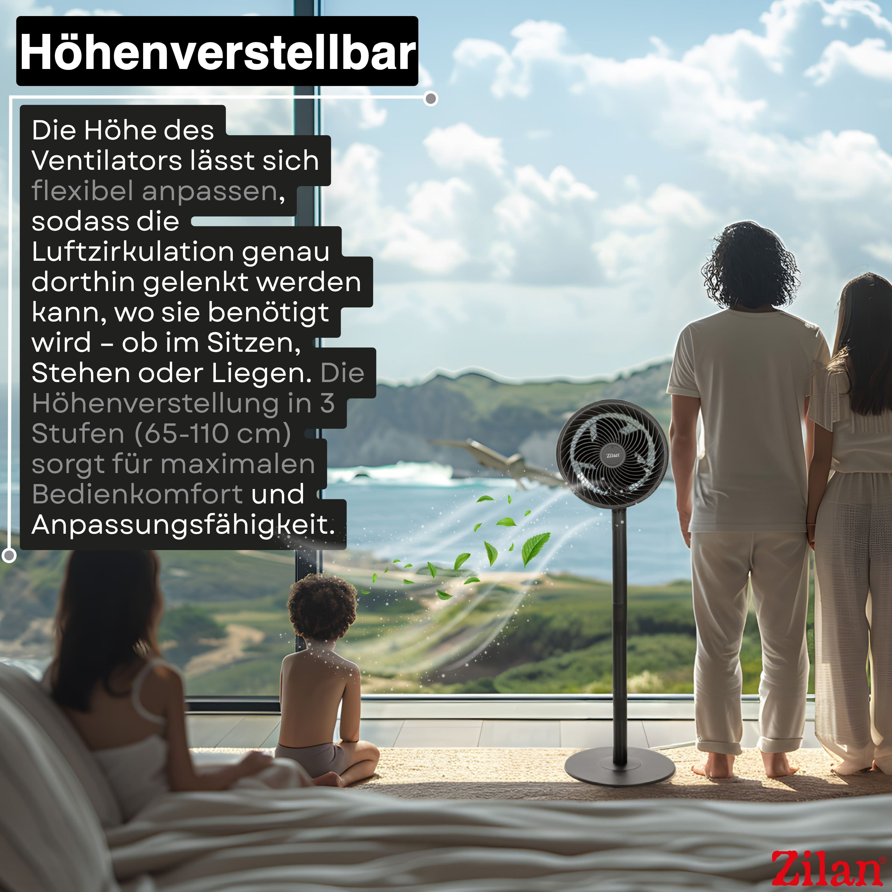Ein Ventilator mit einstellbarer Höhe steht vor einem Fenster mit Blick auf eine Landschaft.