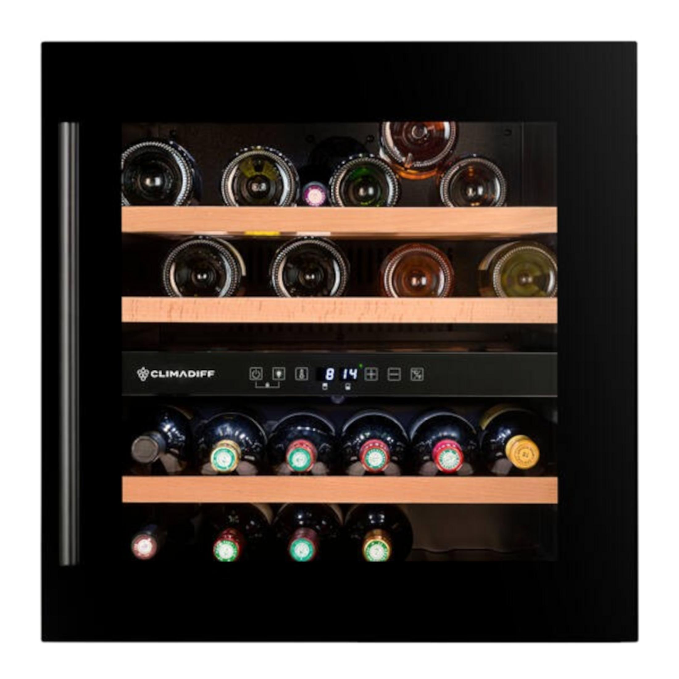 Un refrigeratore per vino nero con quattro ripiani in legno che reggono bottiglie.