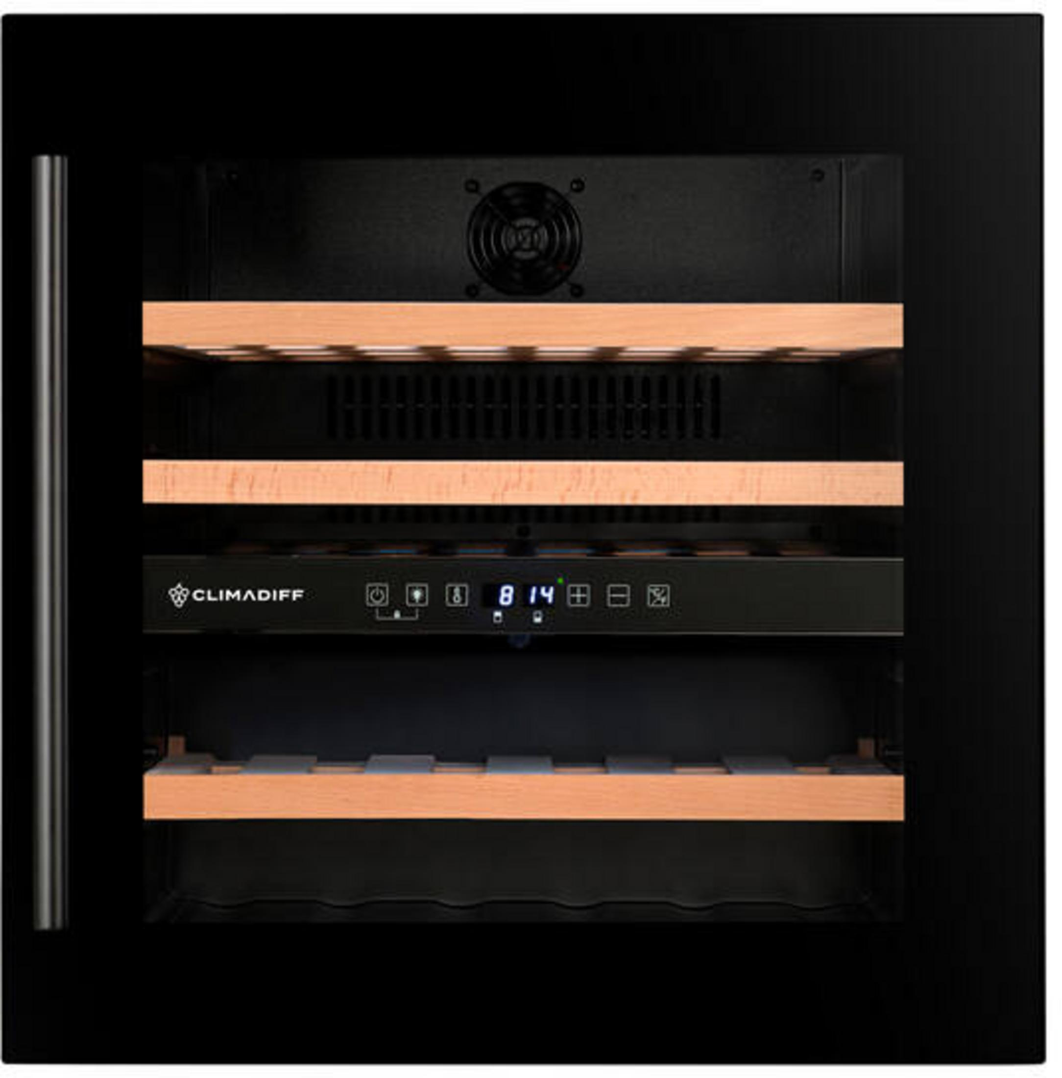 Cantinetta vino nera con ripiani in legno e display digitale.
