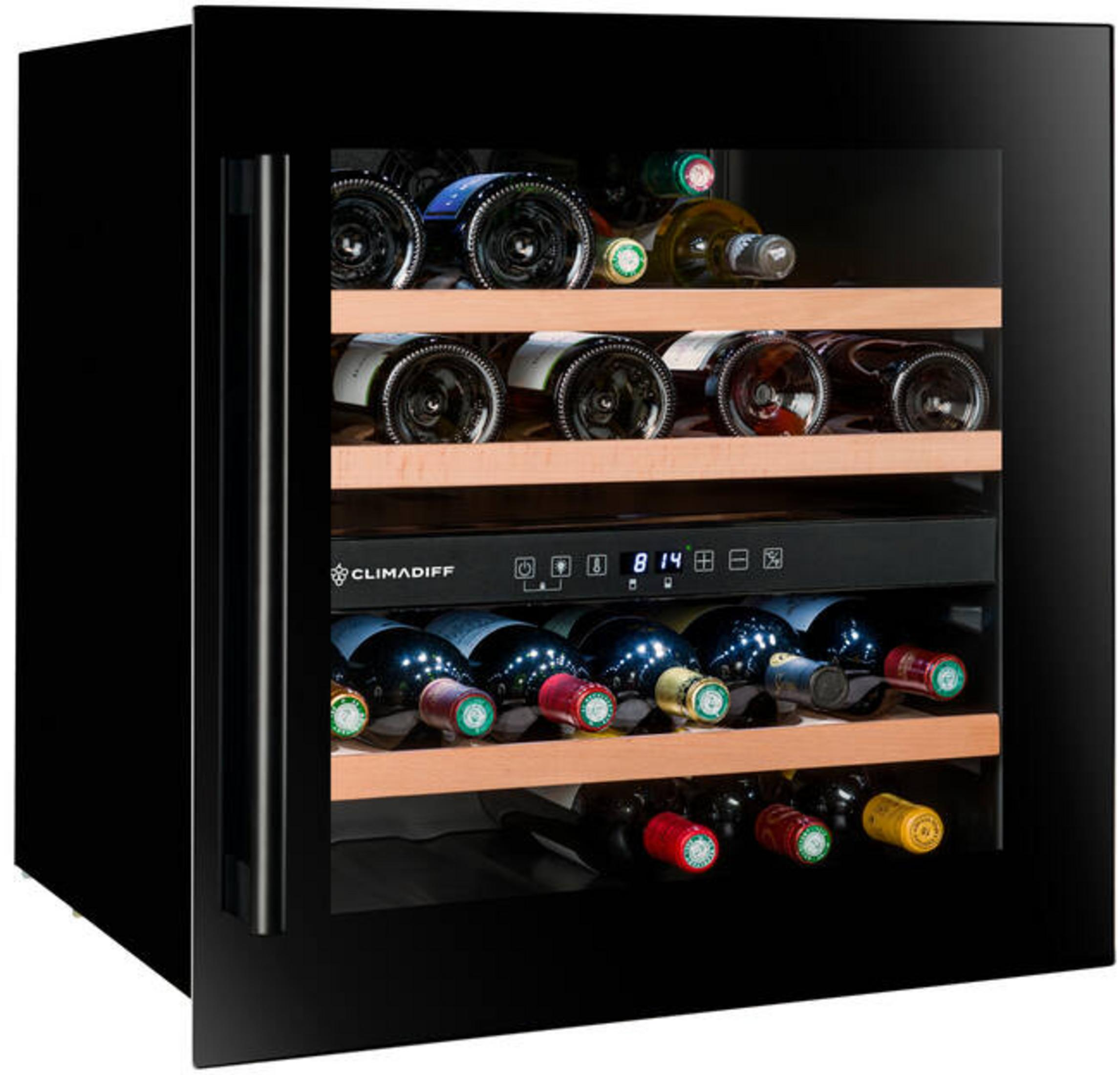 Una cantinetta vino nera con porta a vetro, piena di bottiglie di vino su ripiani in legno.