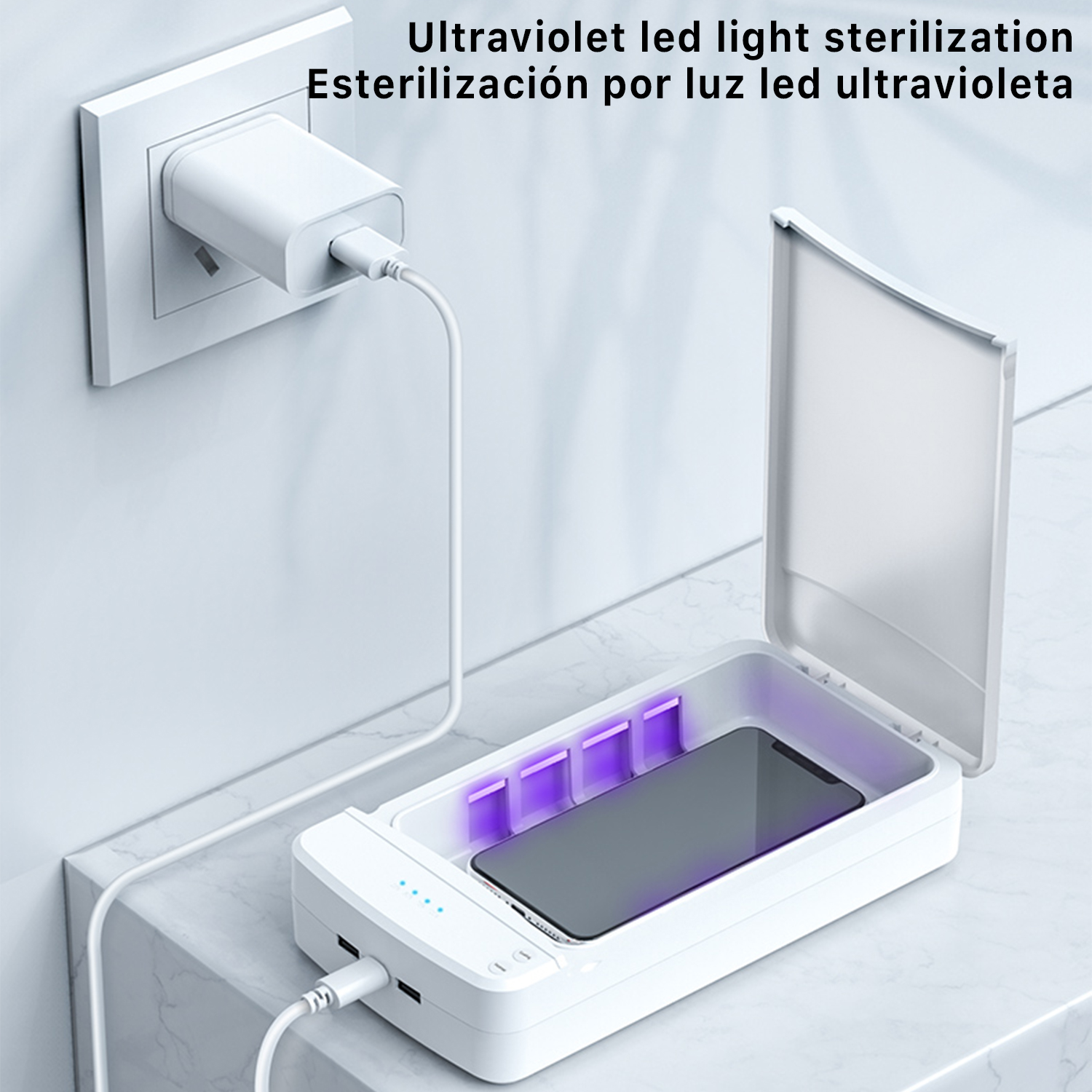 Uno smartphone all'interno di una scatola sterilizzatrice UV collegata a una presa a muro.