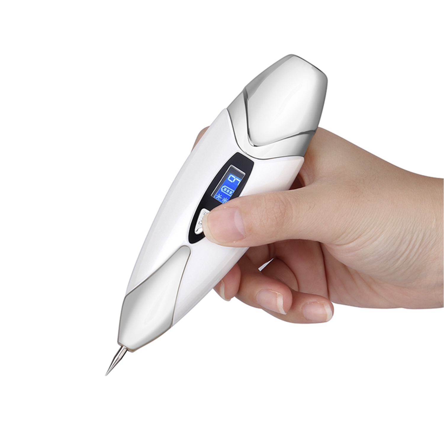 Una mano tiene un dispositivo bianco e argento con punta e schermo digitale.
