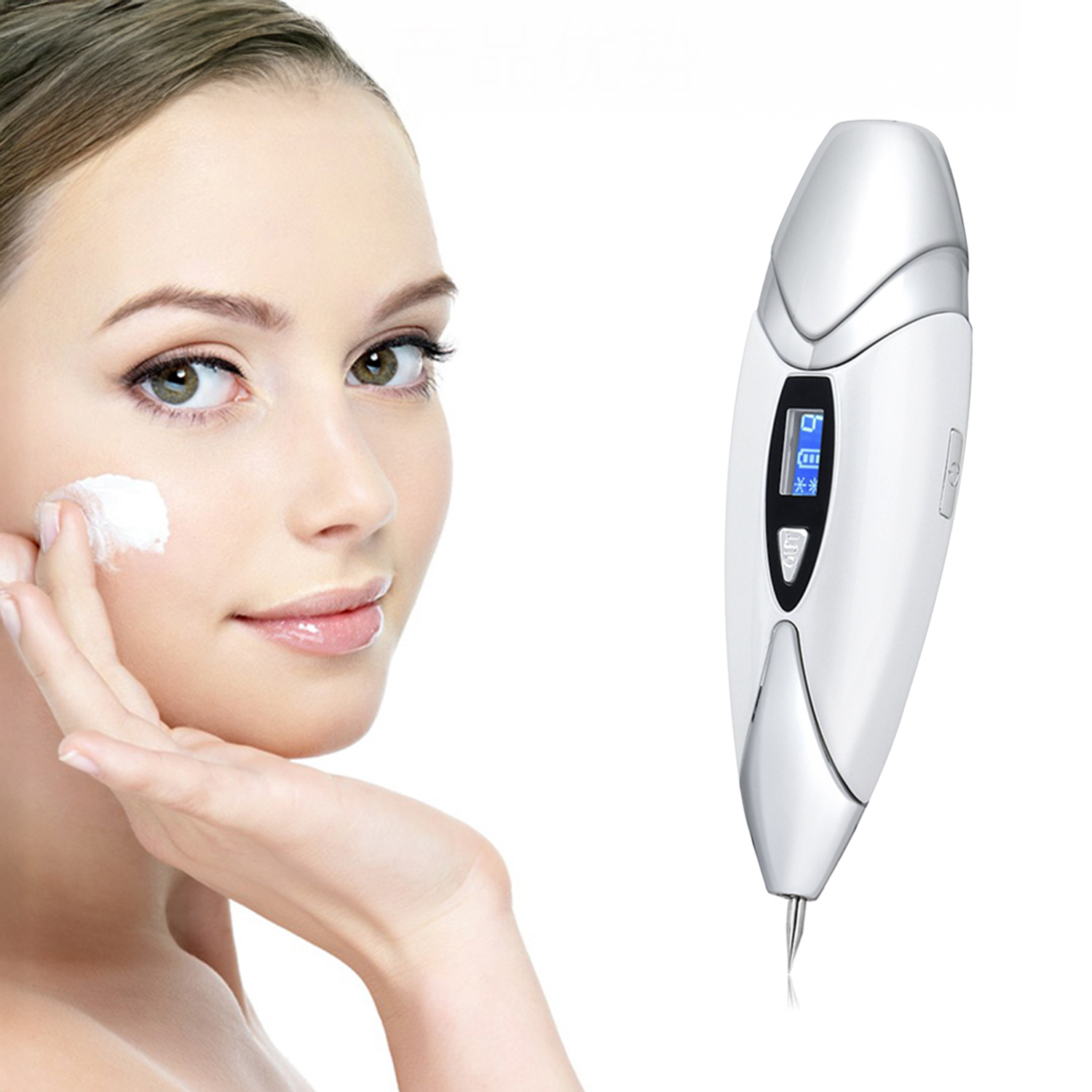 Donna applica crema sul viso, accanto un dispositivo bianco per la cura della pelle.