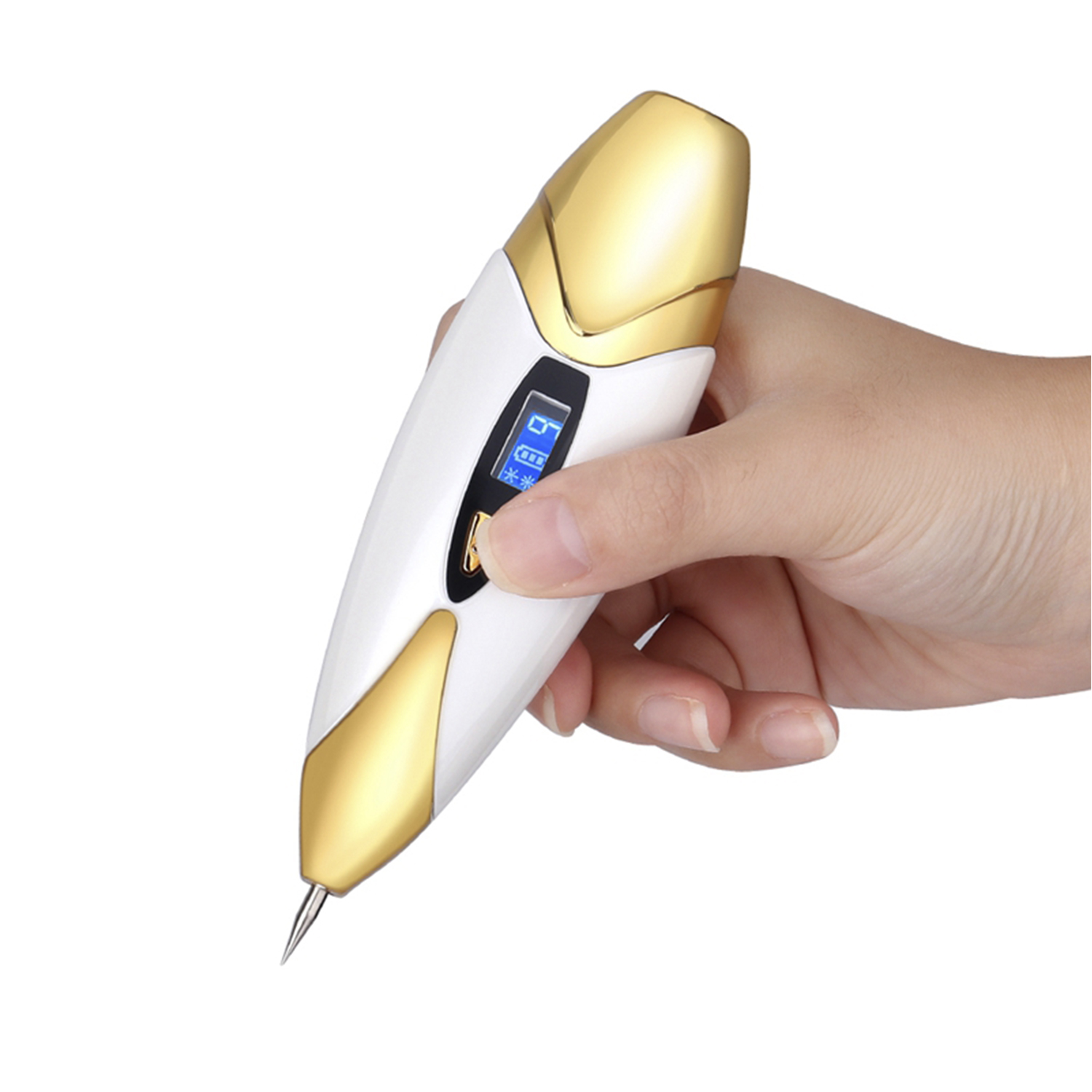 Una mano sostiene un bolígrafo de belleza blanco y dorado con pantalla azul.