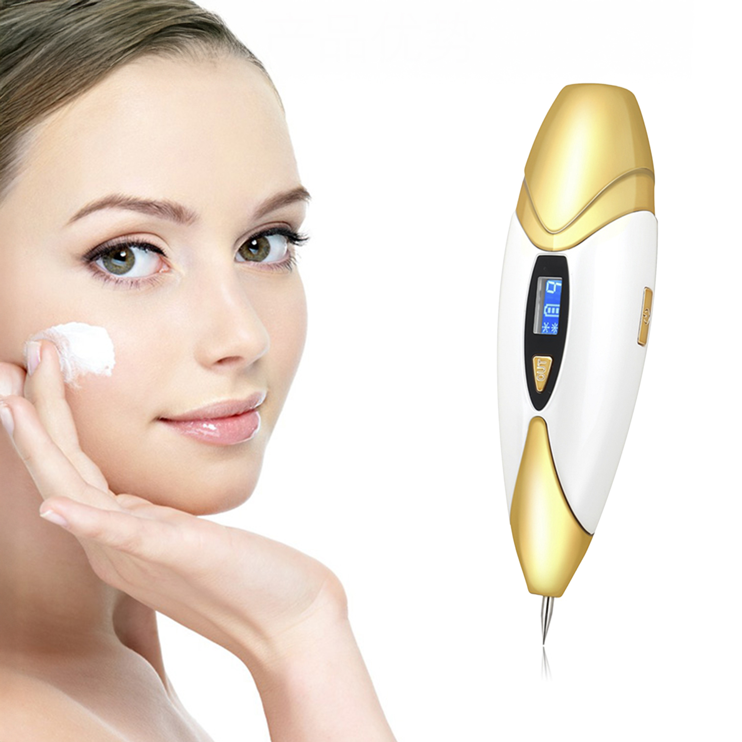 Mujer aplicándose crema, junto a un dispositivo de cuidado de la piel blanco y dorado.