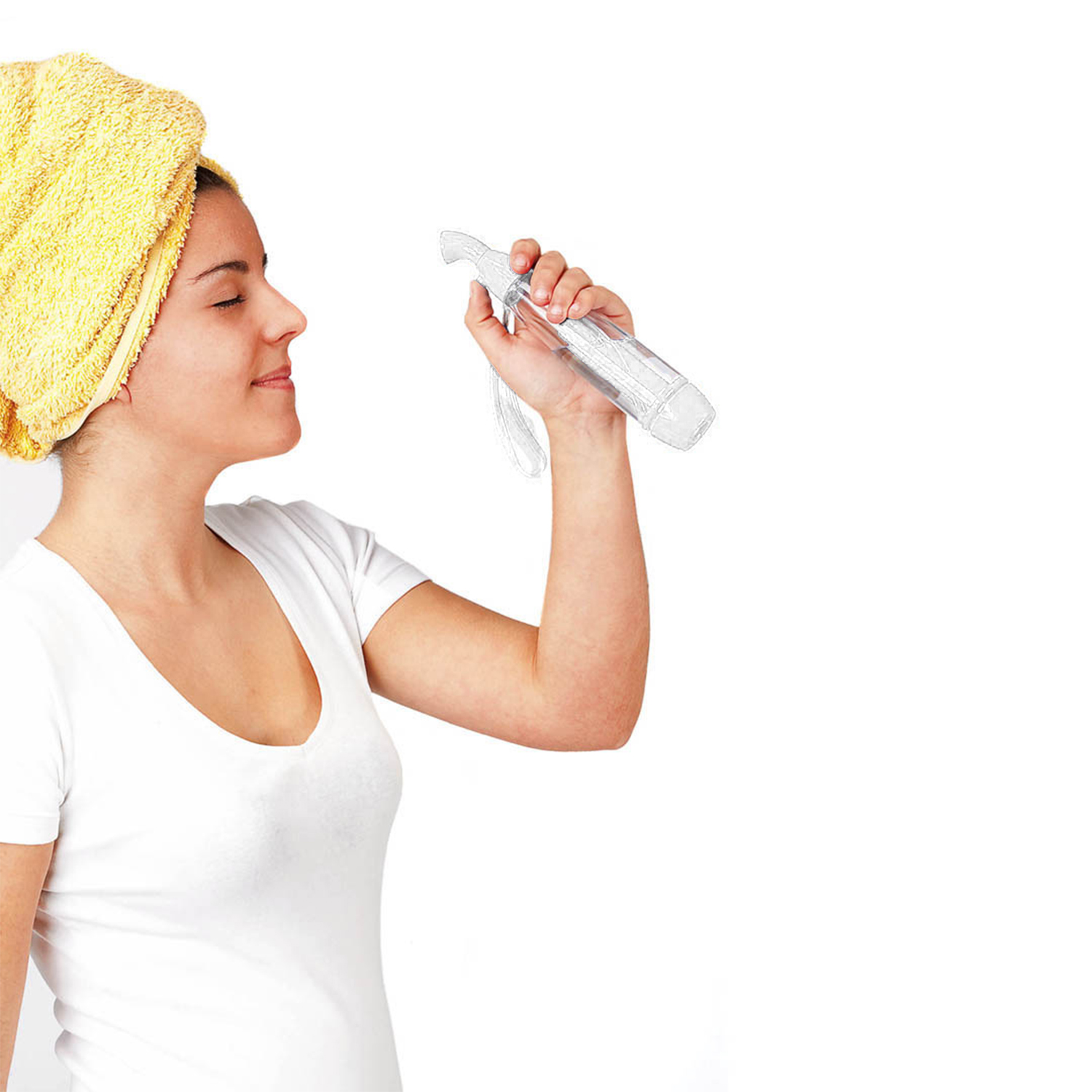Donna con asciugamano giallo in testa si spruzza acqua sul viso.