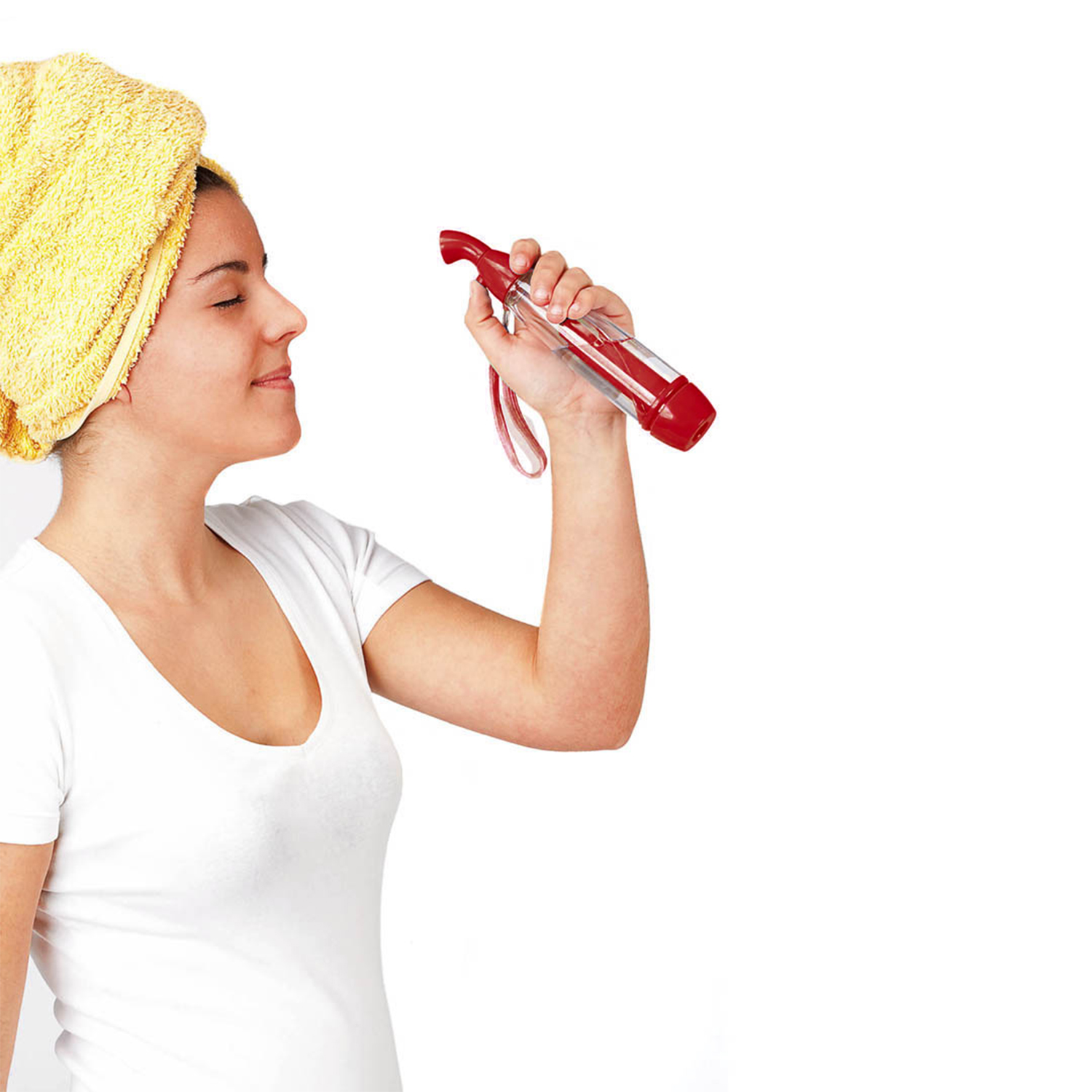 Donna con asciugamano giallo in testa si spruzza il viso.