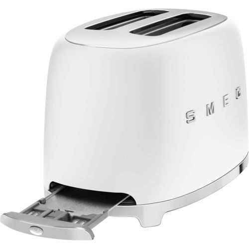 Tostapane SMEG bianco a due fessure con vassoio raccoglibriciole estratto.